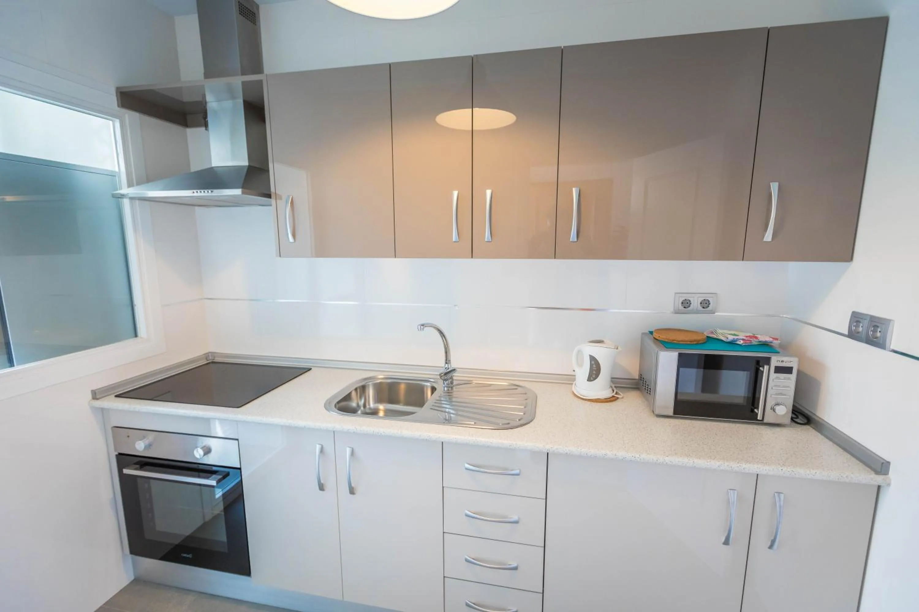 Kitchen or kitchenette in Apartamentos Las Rosas de Capistrano