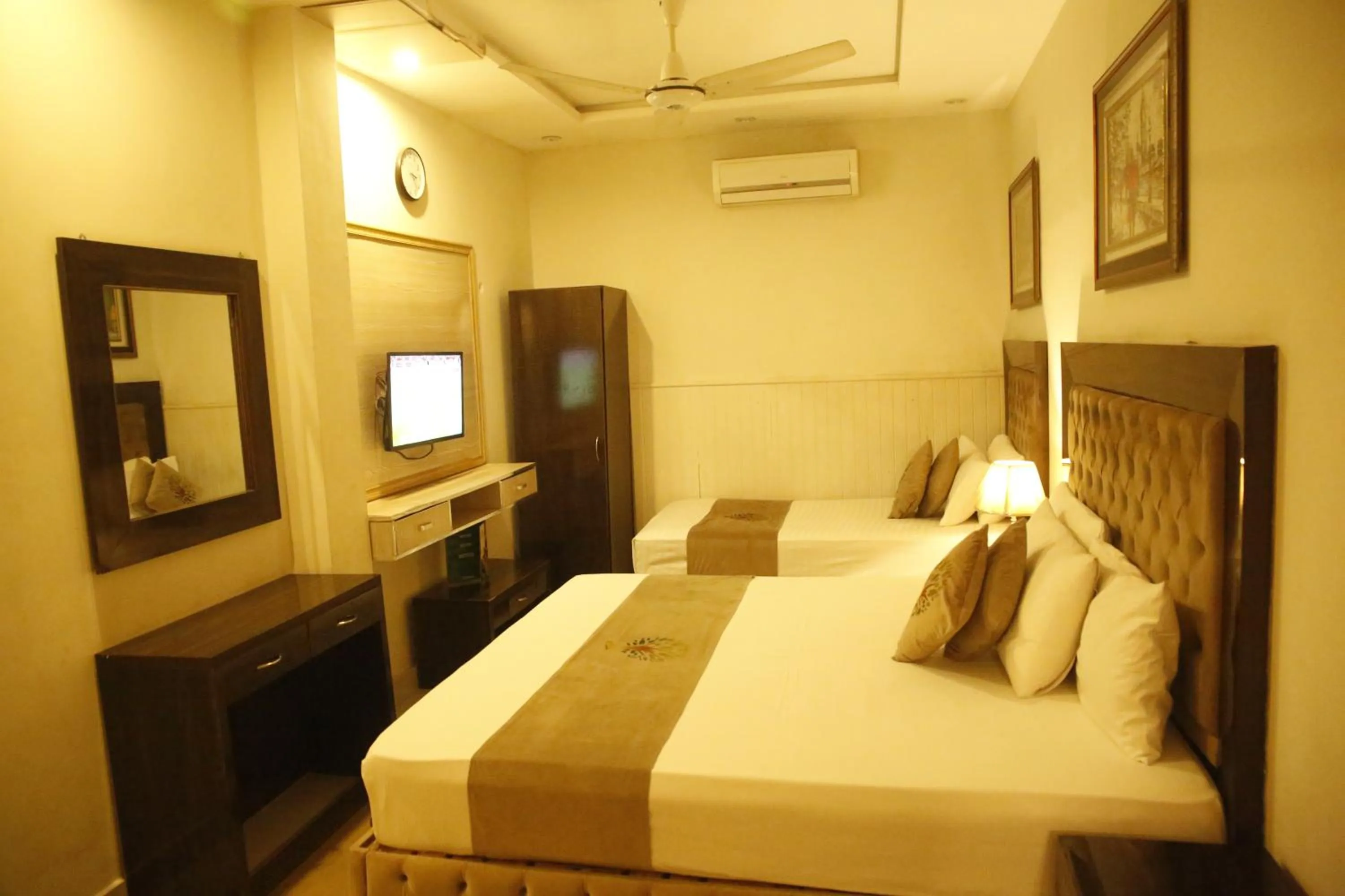 TV and multimedia, Bed in Park View Hotel Gulberg