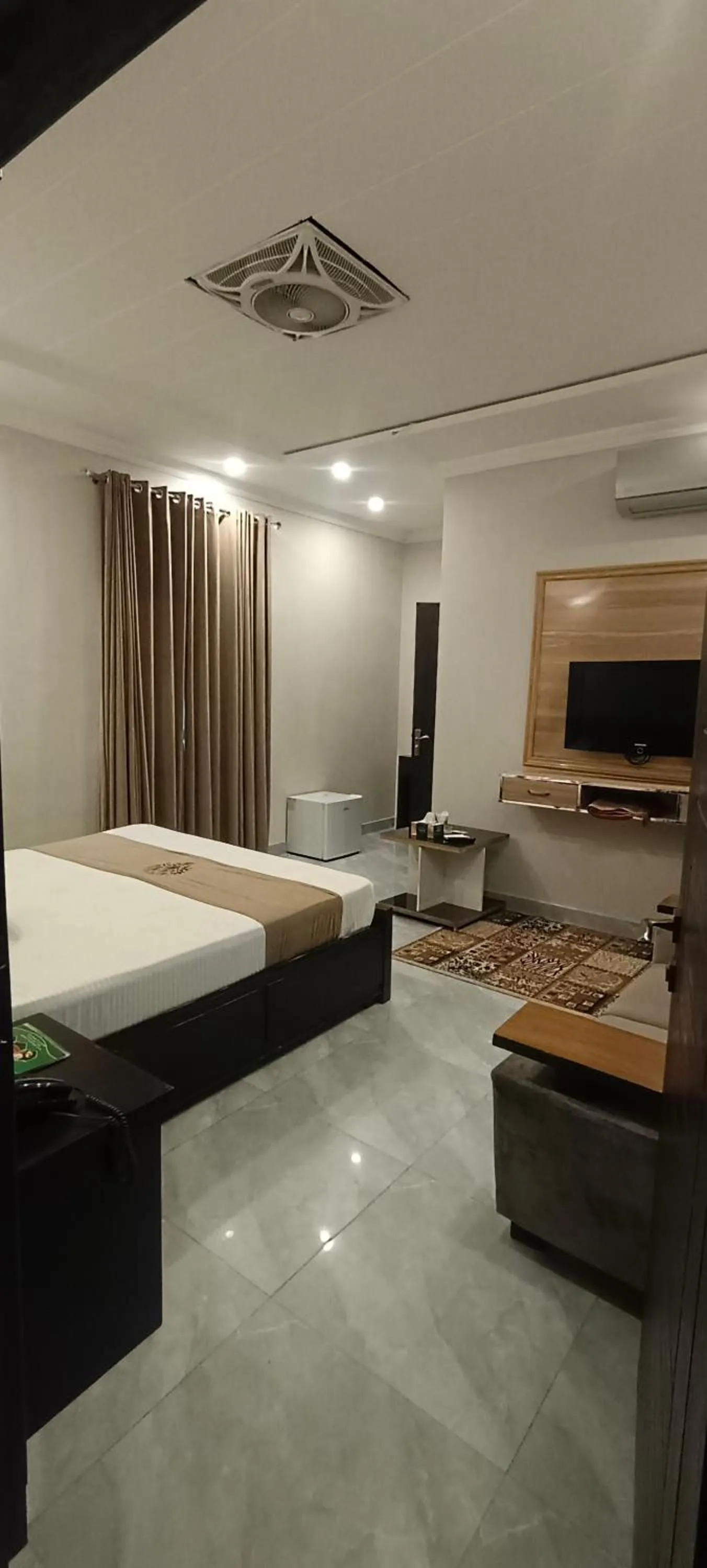 Photo of the whole room, Bed in Park View Hotel Gulberg