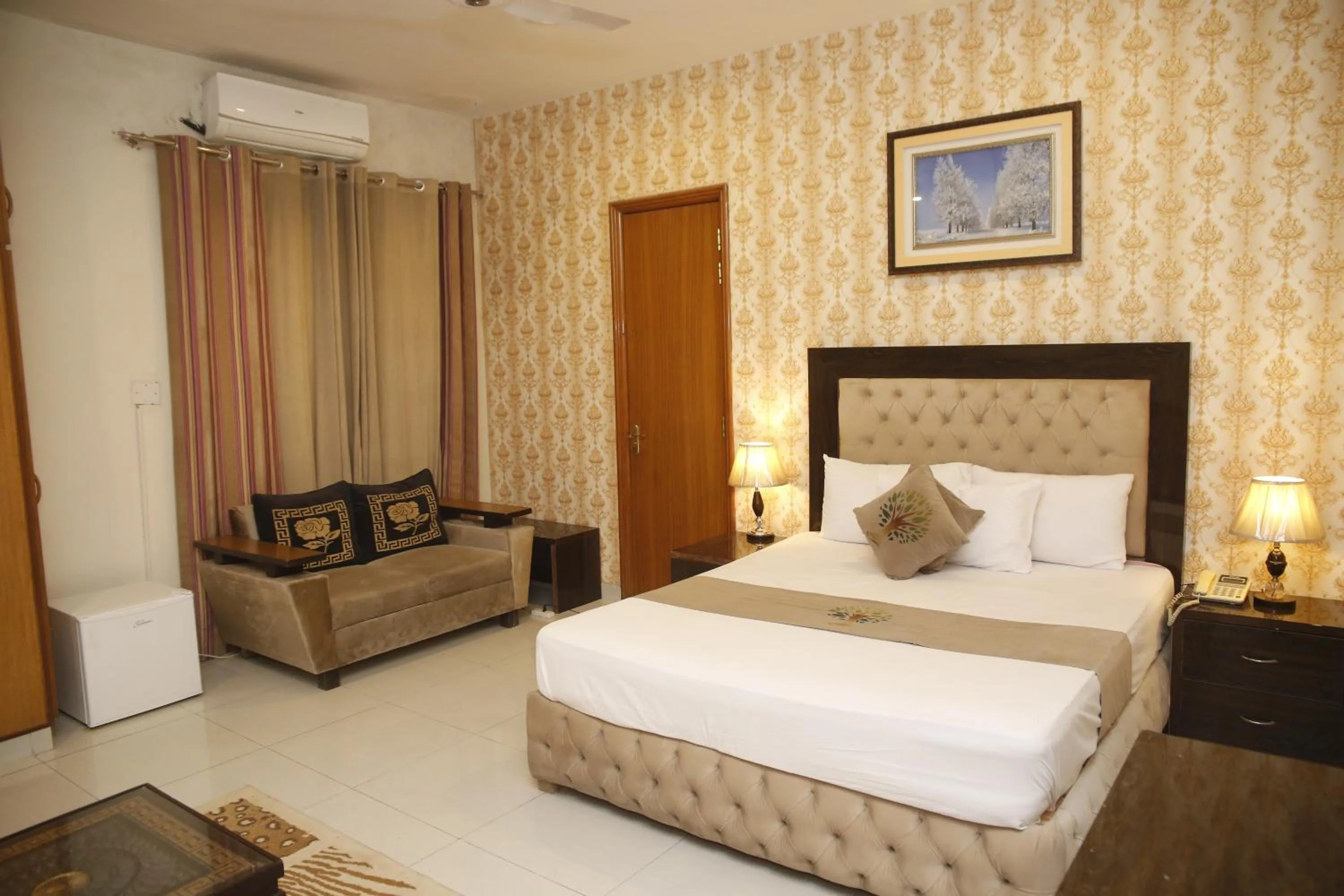 Photo of the whole room, Bed in Park View Hotel Gulberg