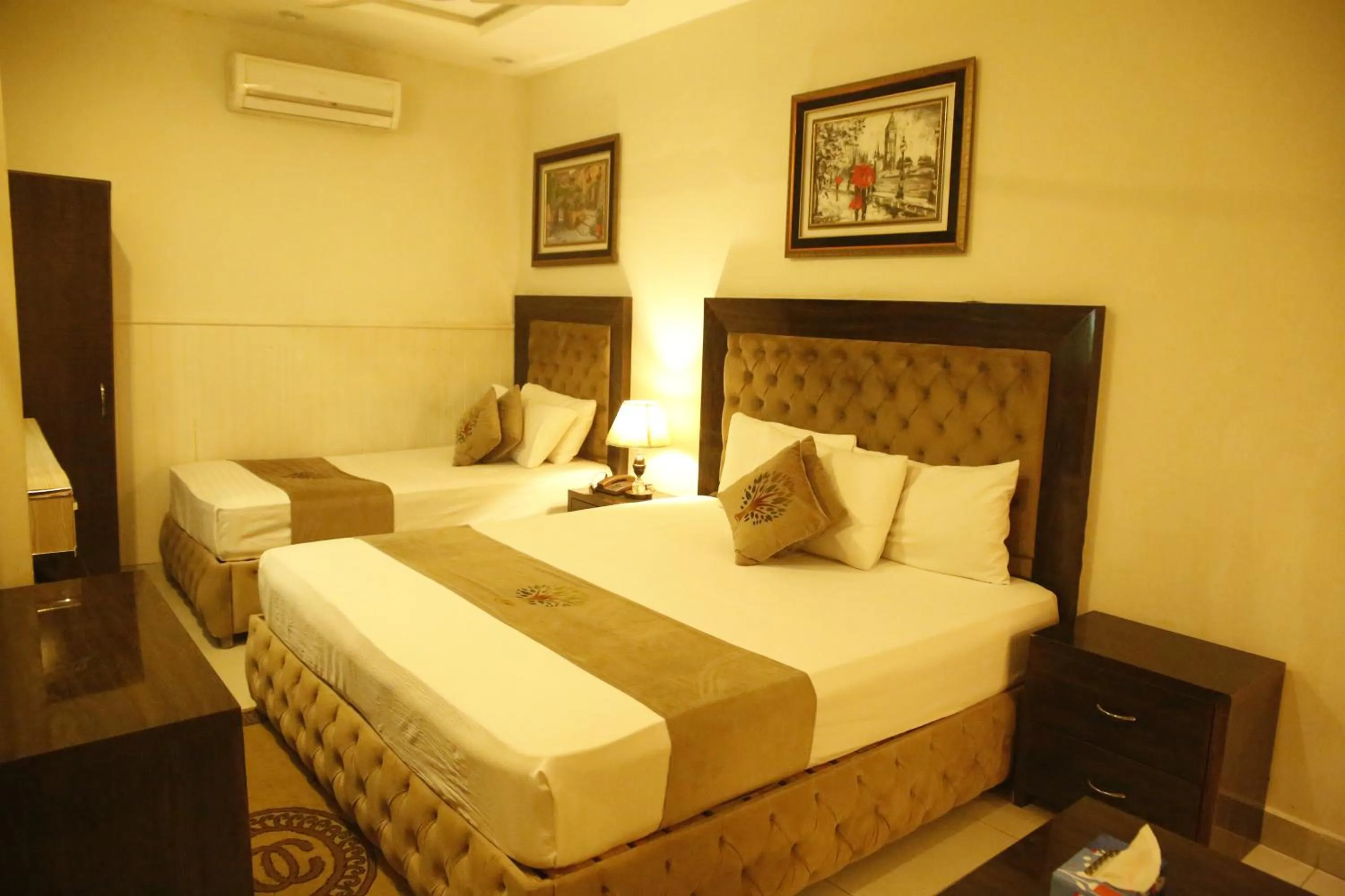 Bed in Park View Hotel Gulberg