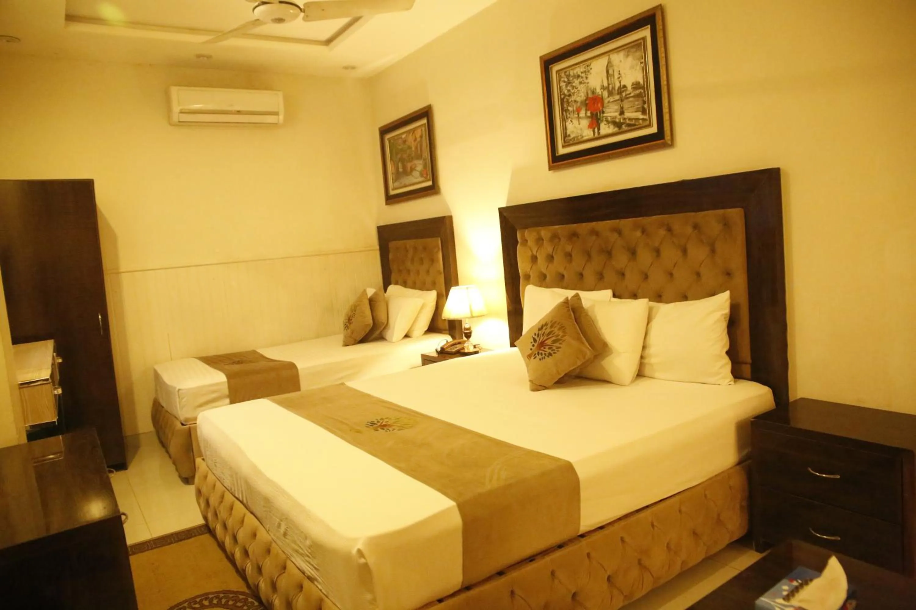 Bedroom, Bed in Park View Hotel Gulberg