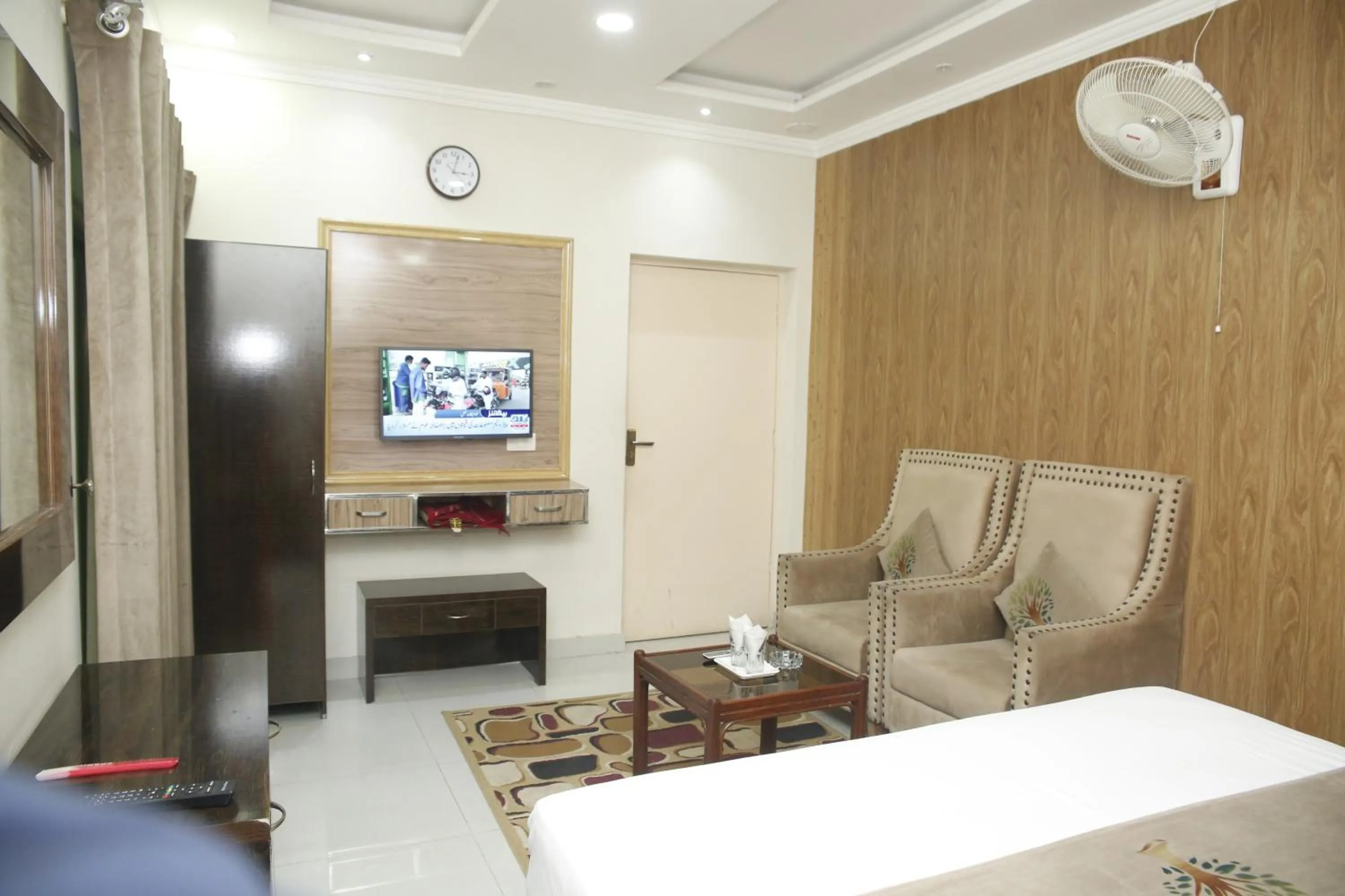 TV and multimedia, Bed in Park View Hotel Gulberg