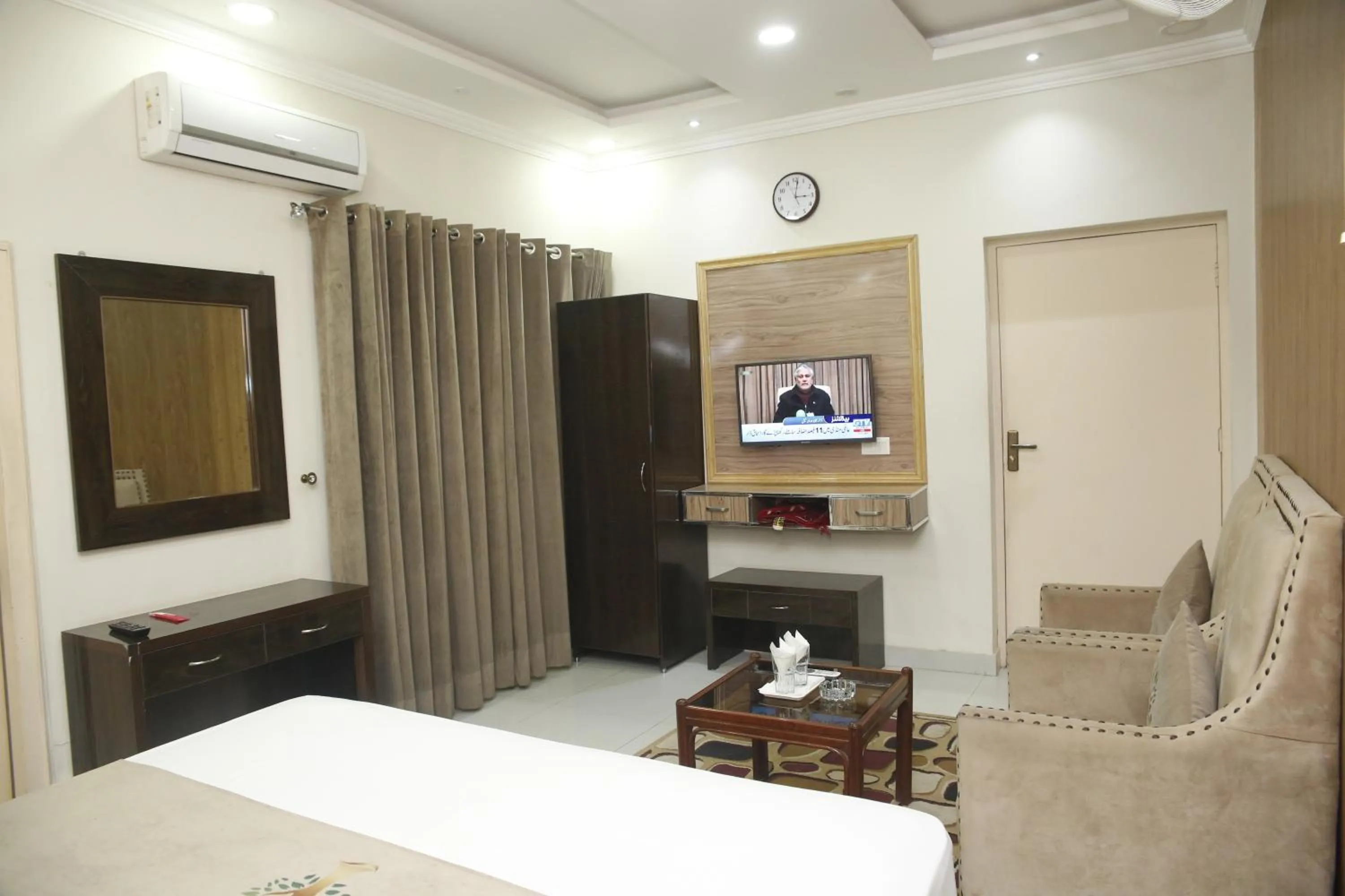 TV and multimedia, Bed in Park View Hotel Gulberg