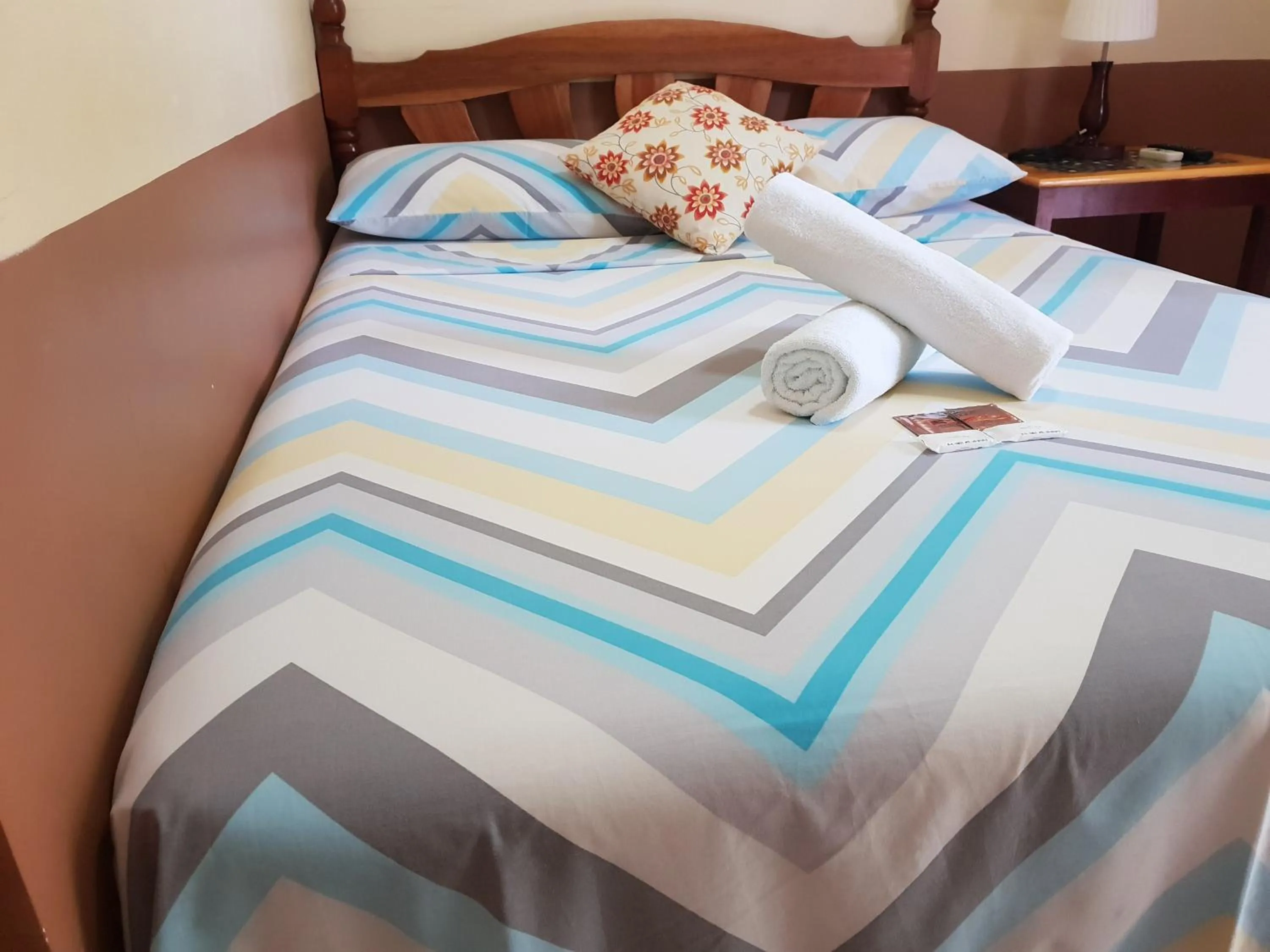 Photo of the whole room, Bed in DIAKOPES INN