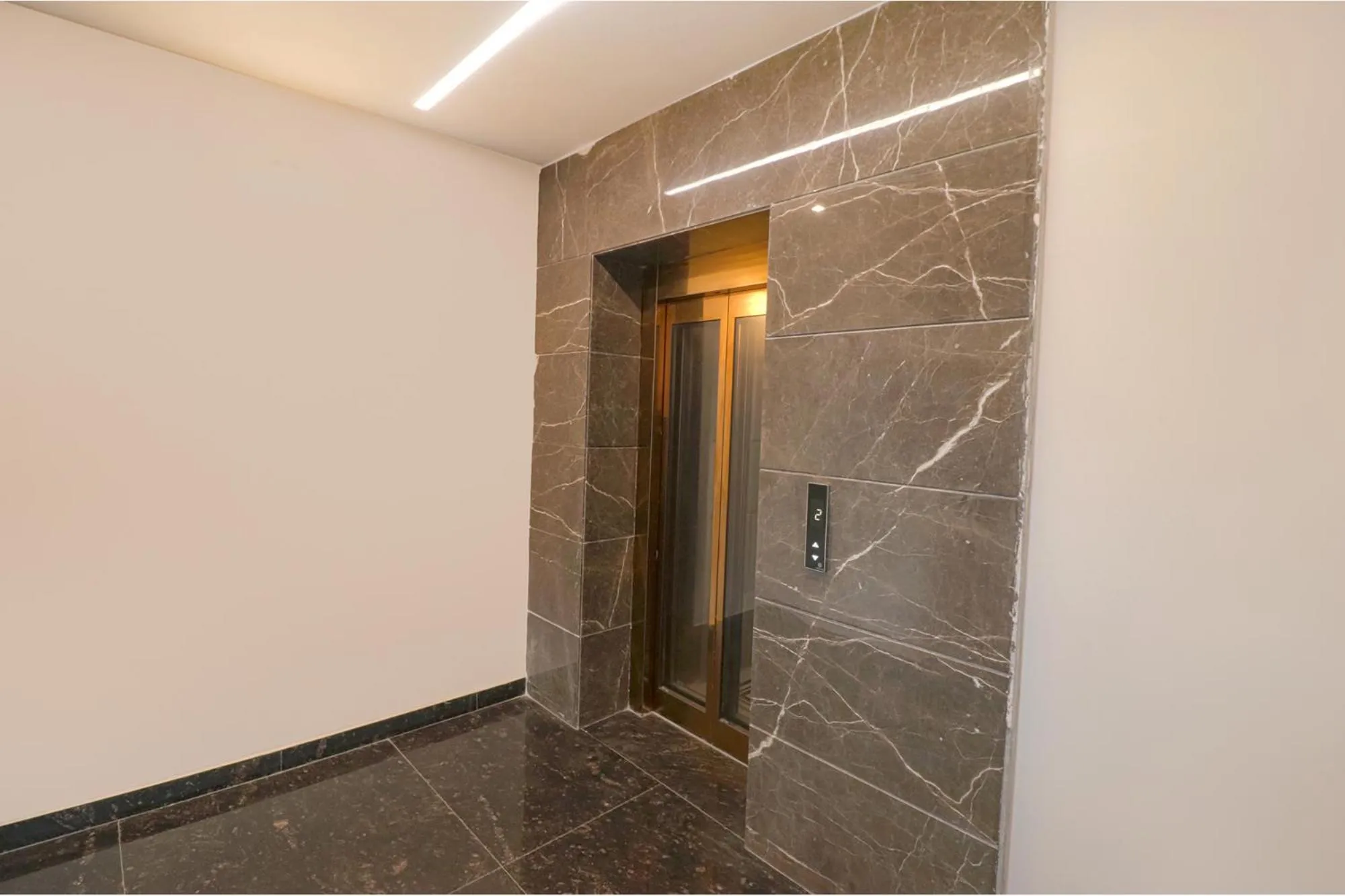 elevator in Oriva Shanit