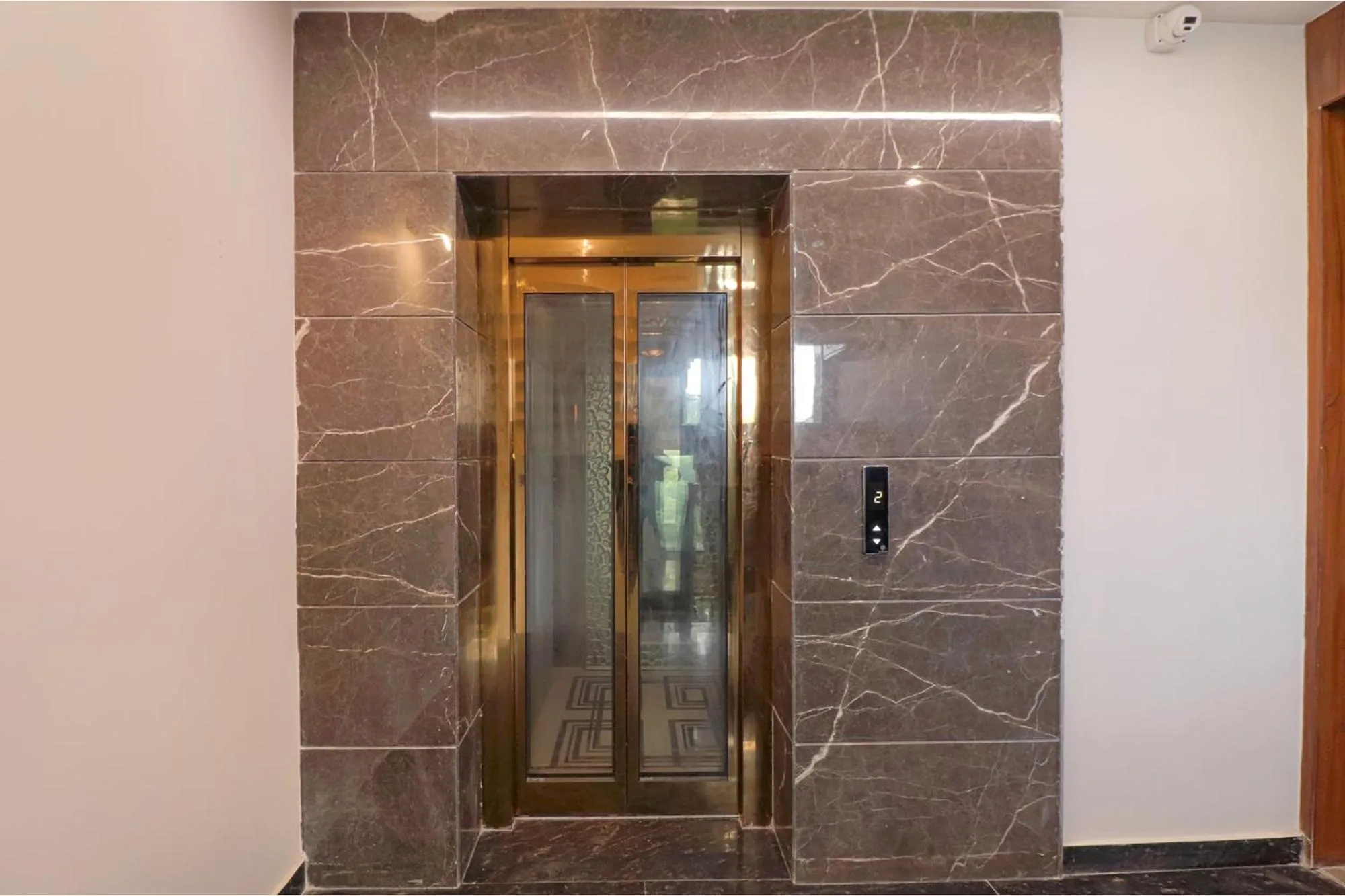 elevator in Oriva Shanit