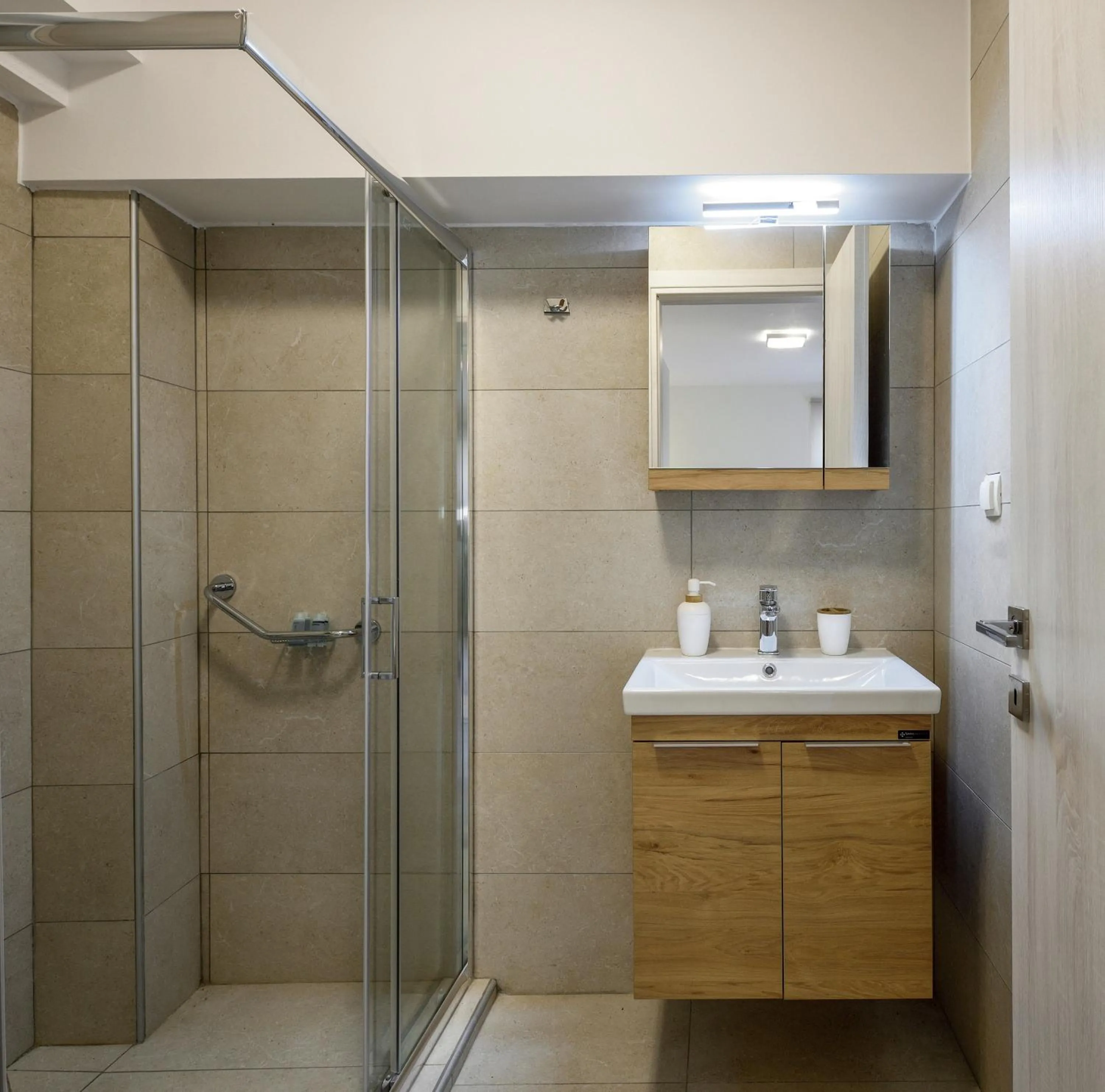 Shower in Elpiniki Luxury Rooms