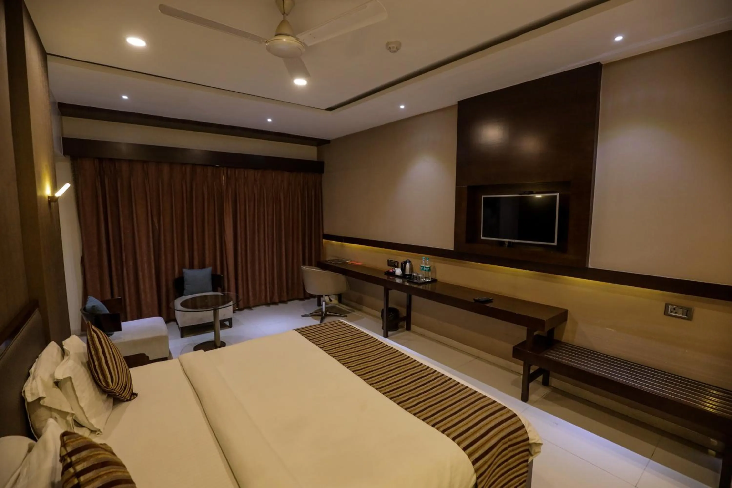 Bedroom, Bed in Hotel Atithi, Aurangabad