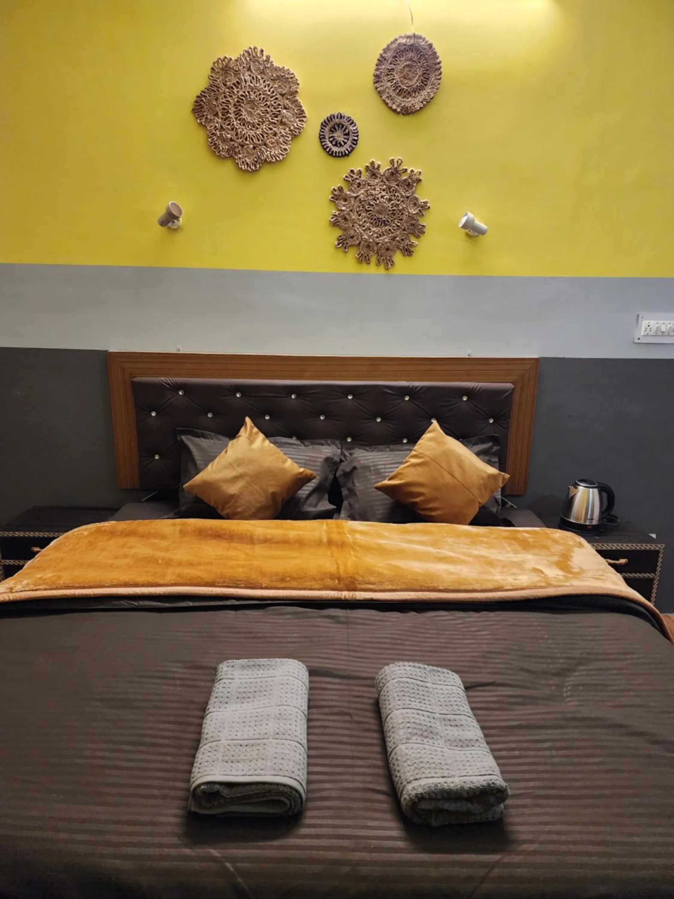 Bed in Woodzo Kasol