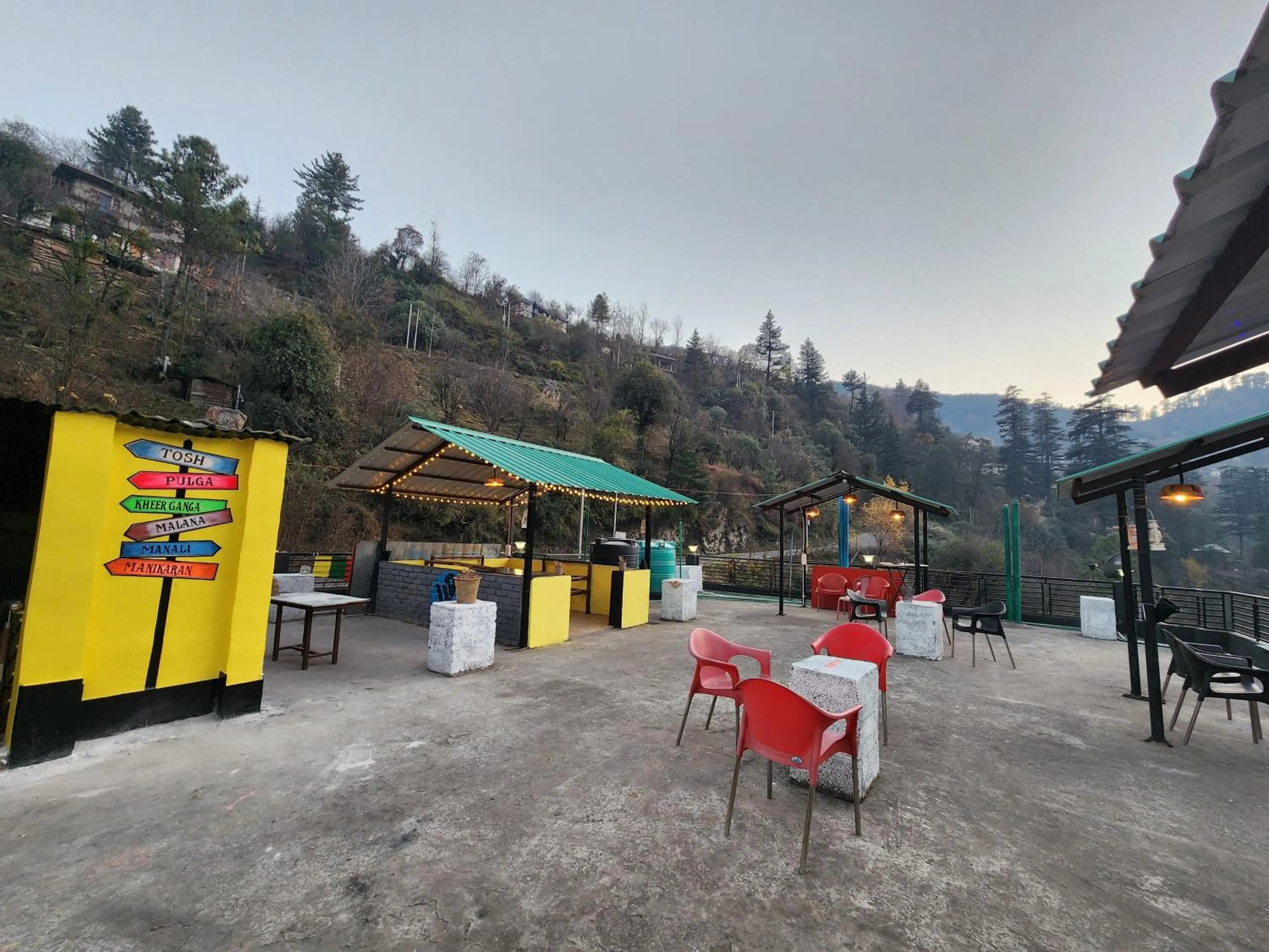Restaurant/places to eat in Woodzo Kasol