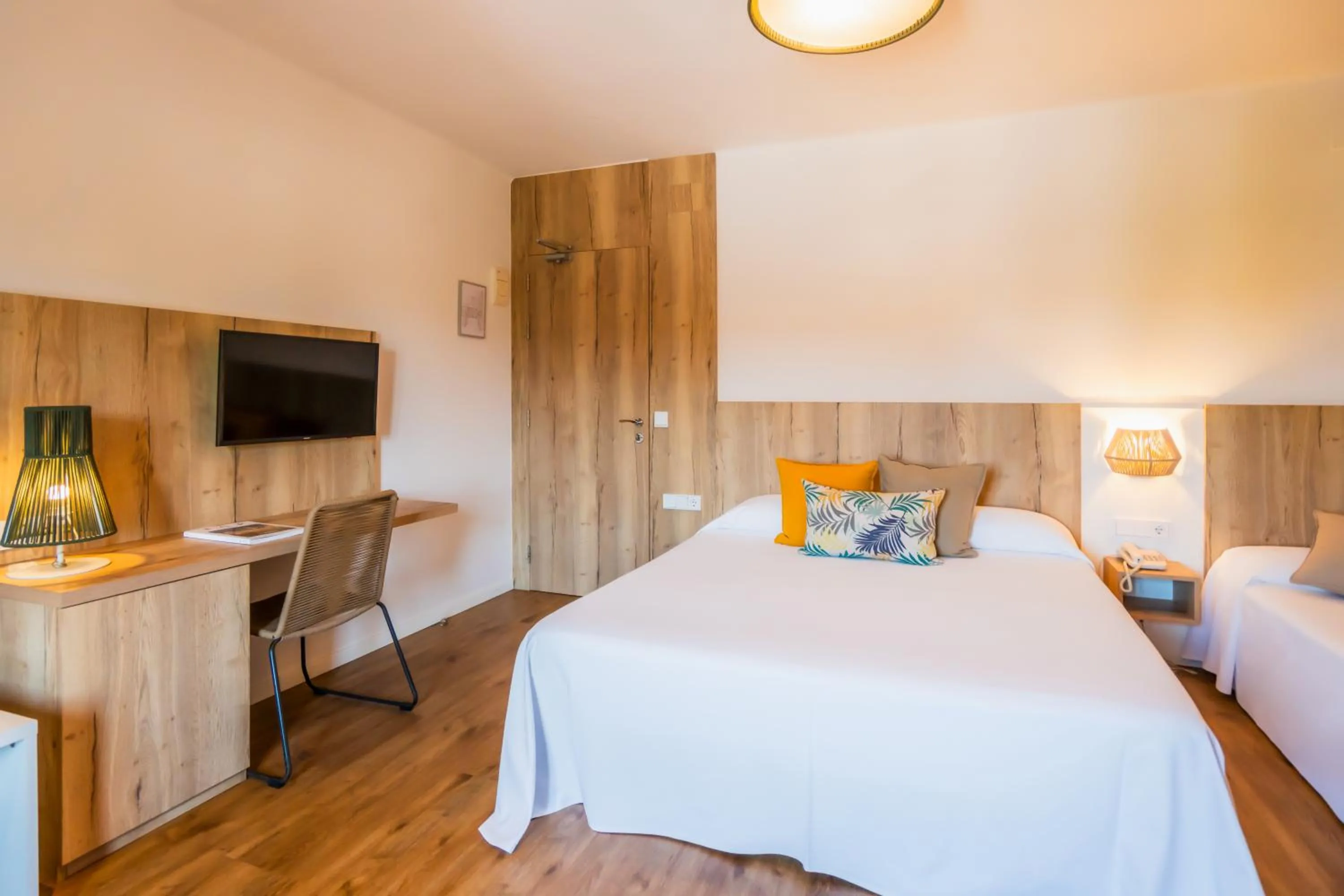 Bedroom, Bed in Hotel Restaurant Bon Retorn