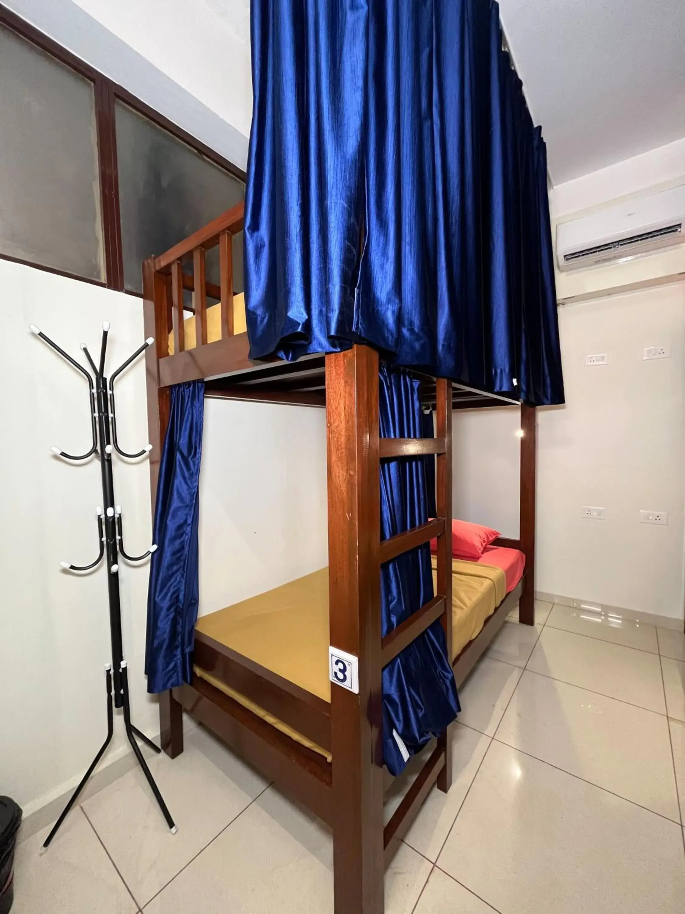 bunk bed, Bed in Bay Stays near white town bunk bed, Bed in Bay Stays near white town