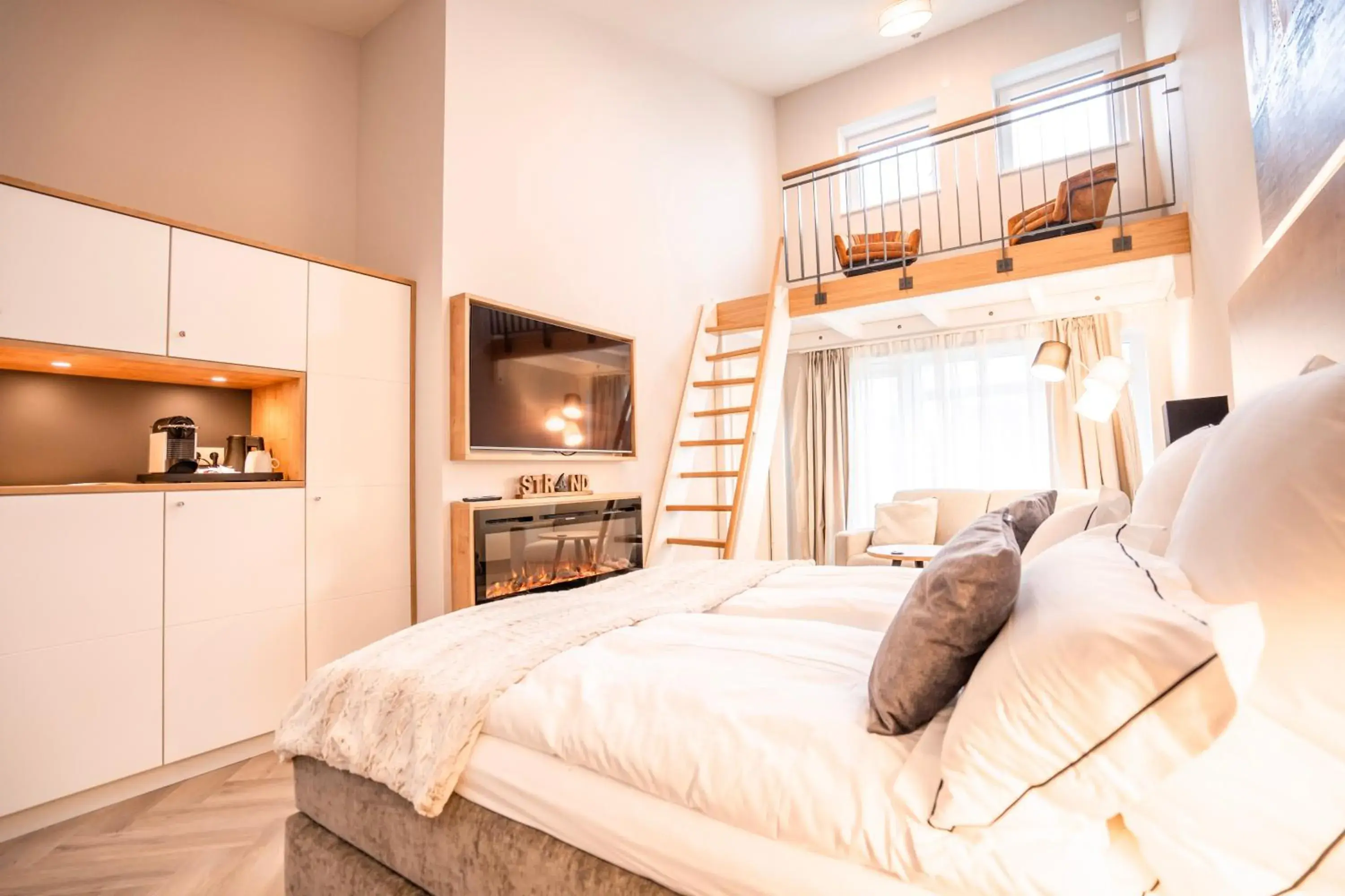 Junior Suite with Garden View - single occupancy in Hotel MeerZeiten inklusive externer Schwimmbad- & Saunanutzung Junior Suite with Garden View - single occupancy in Hotel MeerZeiten inklusive externer Schwimmbad- & Saunanutzung