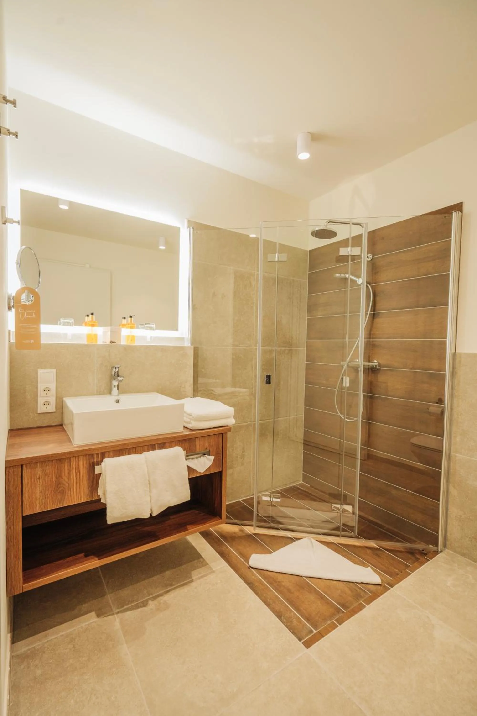 Shower in Hotel MeerZeiten inklusive externer Schwimmbad- & Saunanutzung