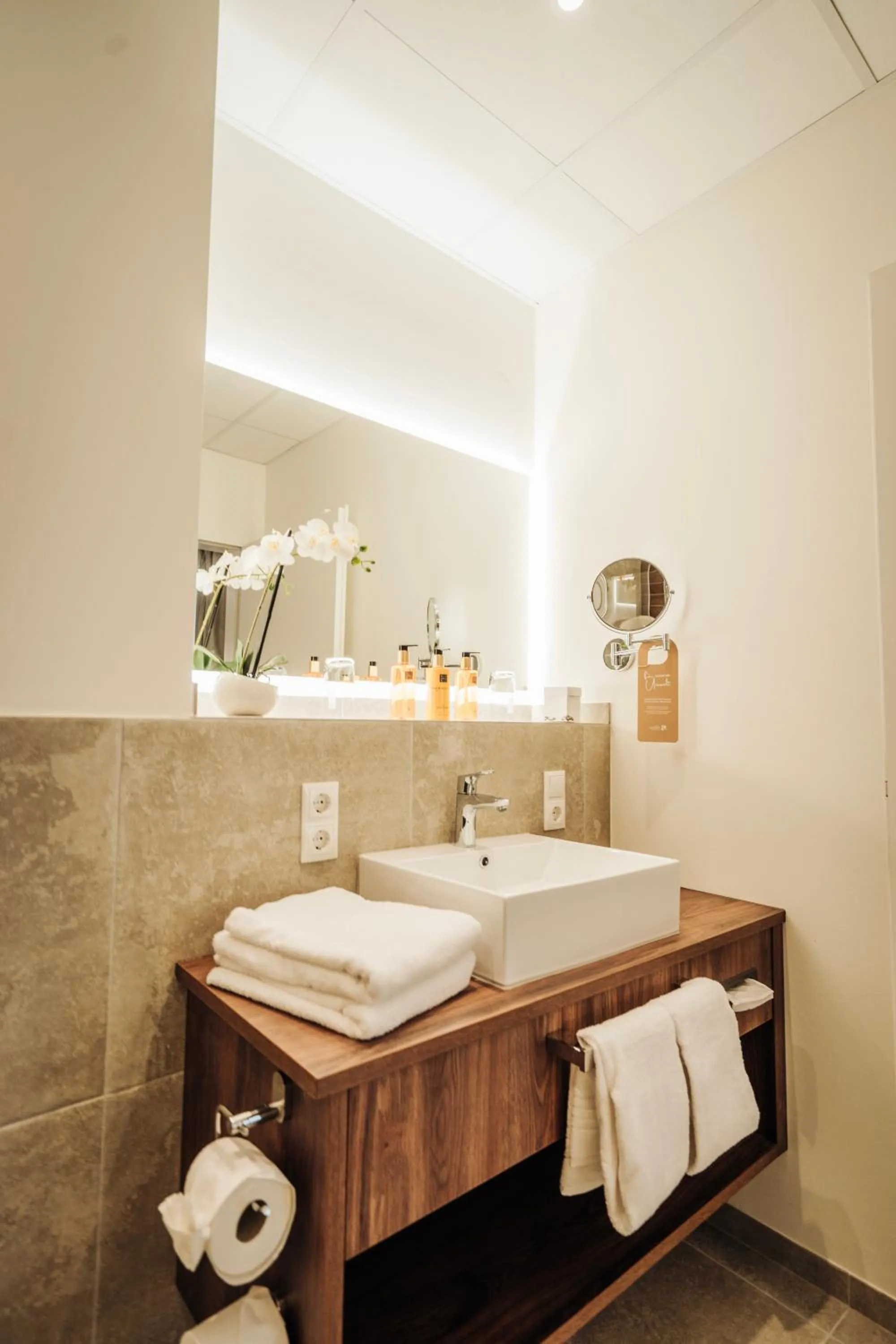 Bathroom in Hotel MeerZeiten inklusive externer Schwimmbad- & Saunanutzung