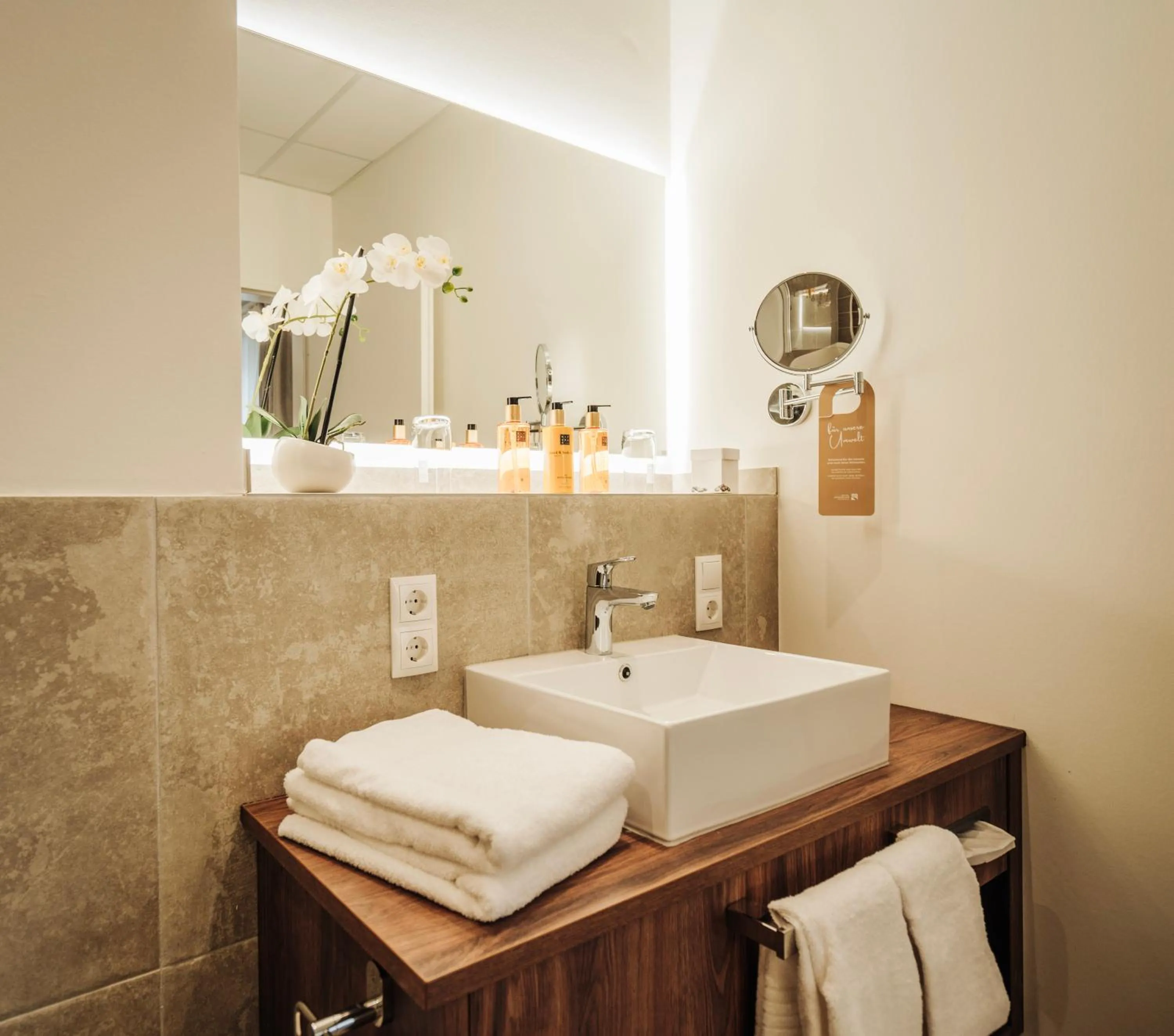 Bathroom in Hotel MeerZeiten inklusive externer Schwimmbad- & Saunanutzung