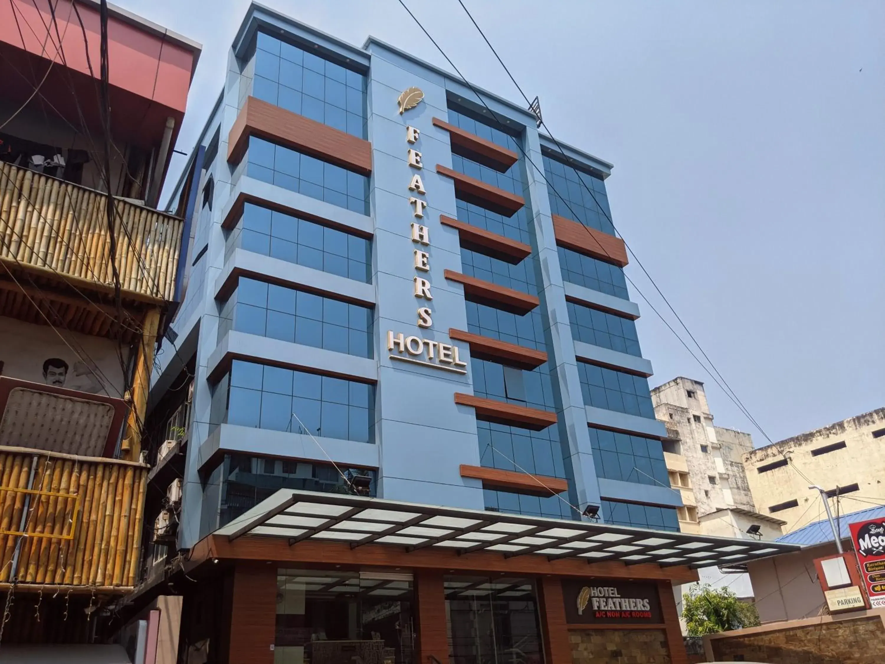 Facade/entrance in Hotel Feathers Facade/entrance in Hotel Feathers