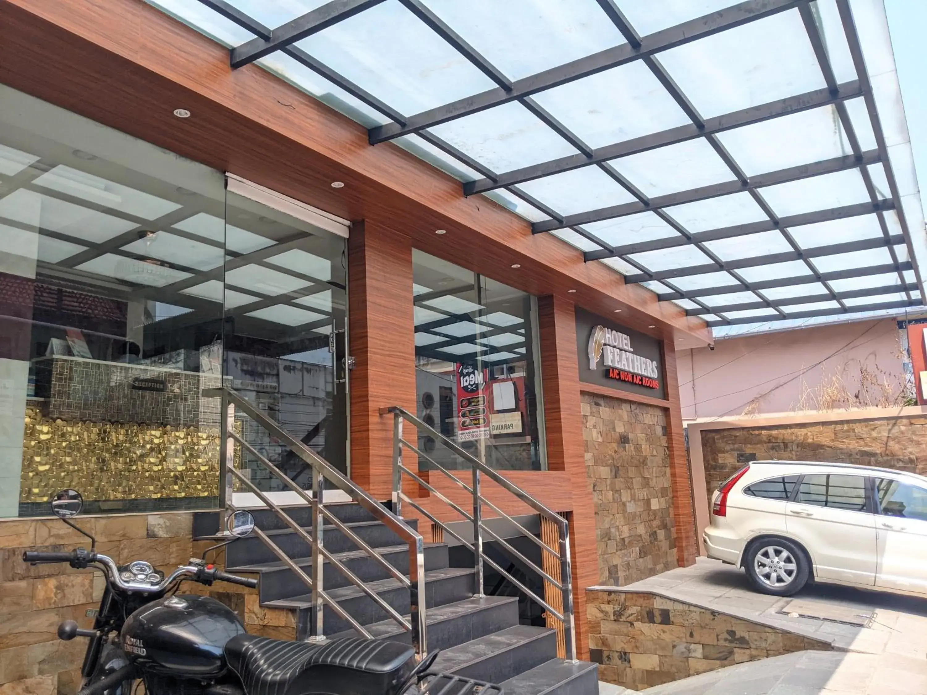 Facade/entrance in Hotel Feathers Facade/entrance in Hotel Feathers