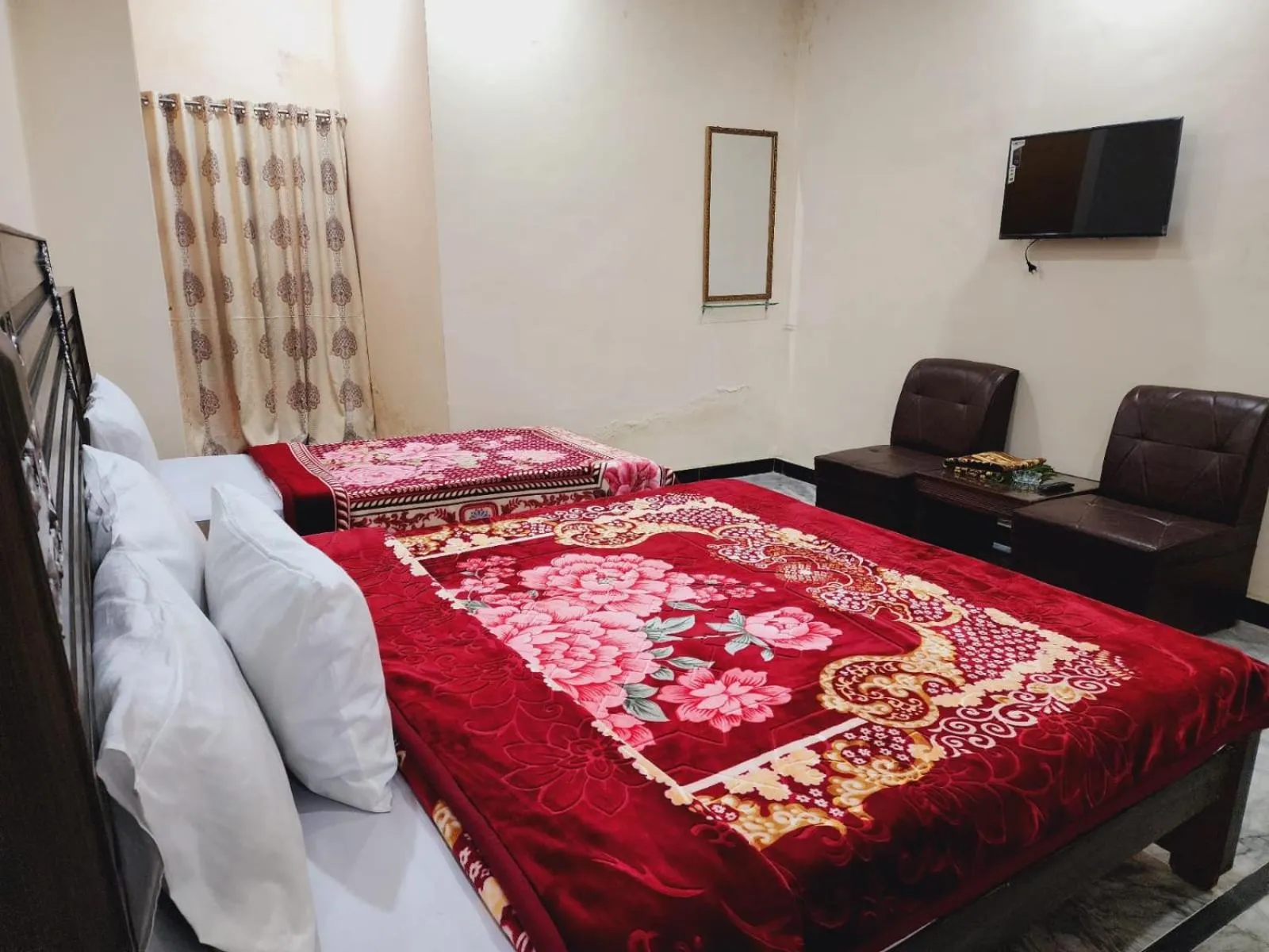 Communal lounge/ TV room, Bed in New Palace Guest House