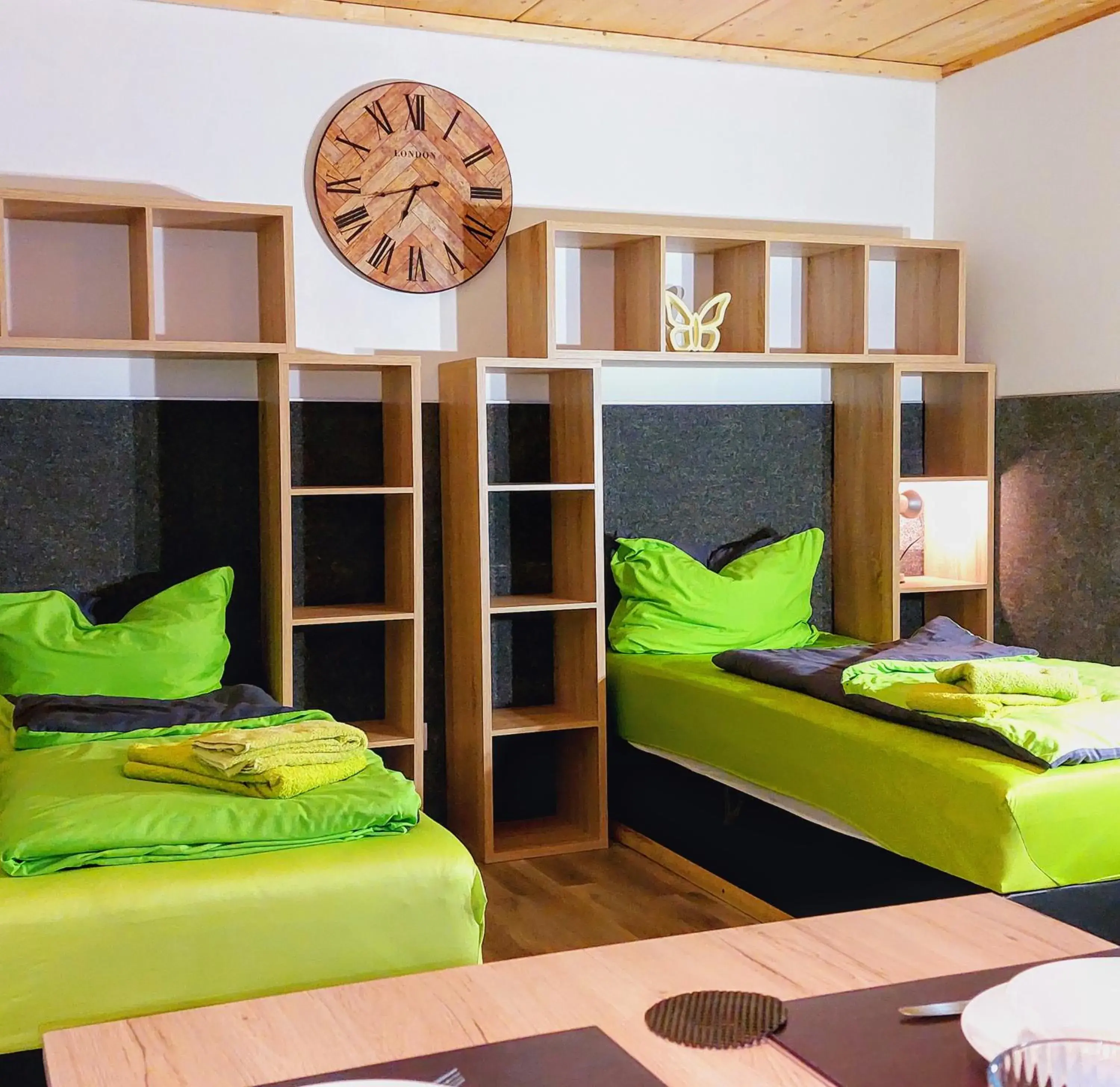 APARTMENTHAUS "AM KORNFELD" - 10 Gästewohnungen mit 1-3 Schlafzimmern, 40 Betten, Raucherbalkon, Reinigungs- & Wäscheservice, Grillgarten, Parkplatz APARTMENTHAUS "AM KORNFELD" - 10 Gästewohnungen mit 1-3 Schlafzimmern, 40 Betten, Raucherbalkon, Reinigungs- & Wäscheservice, Grillgarten, Parkplatz