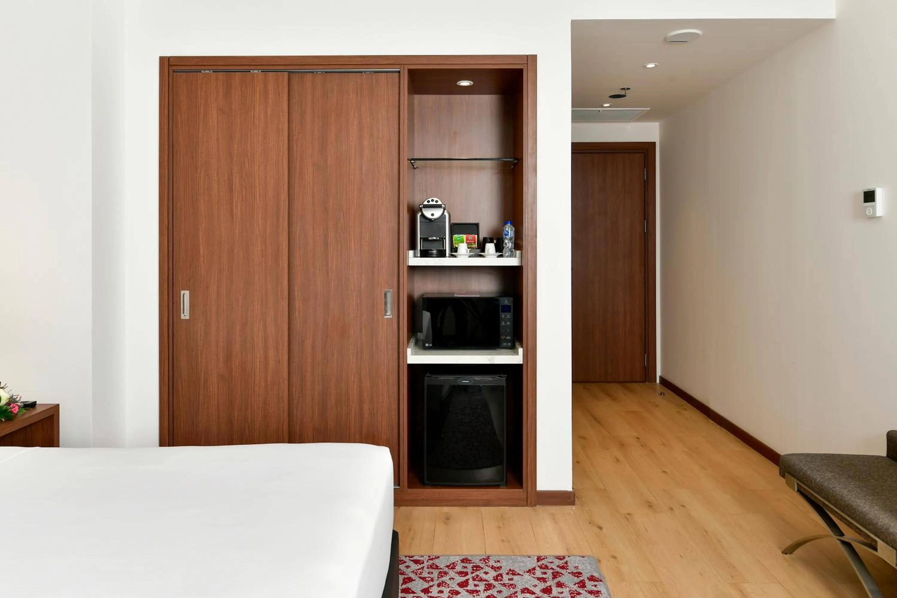 Coffee/tea facilities, Bed in Comfort Hotel Riyadh Olaya