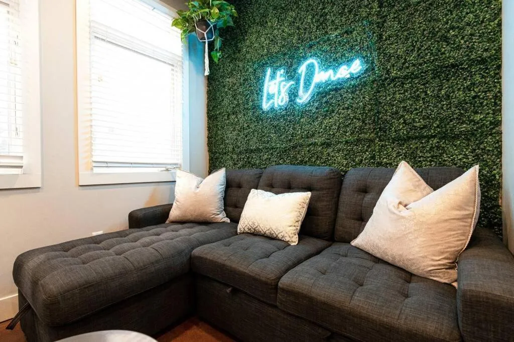 Living room in The Celebrity - Free Parking, Central, Vanderbilt