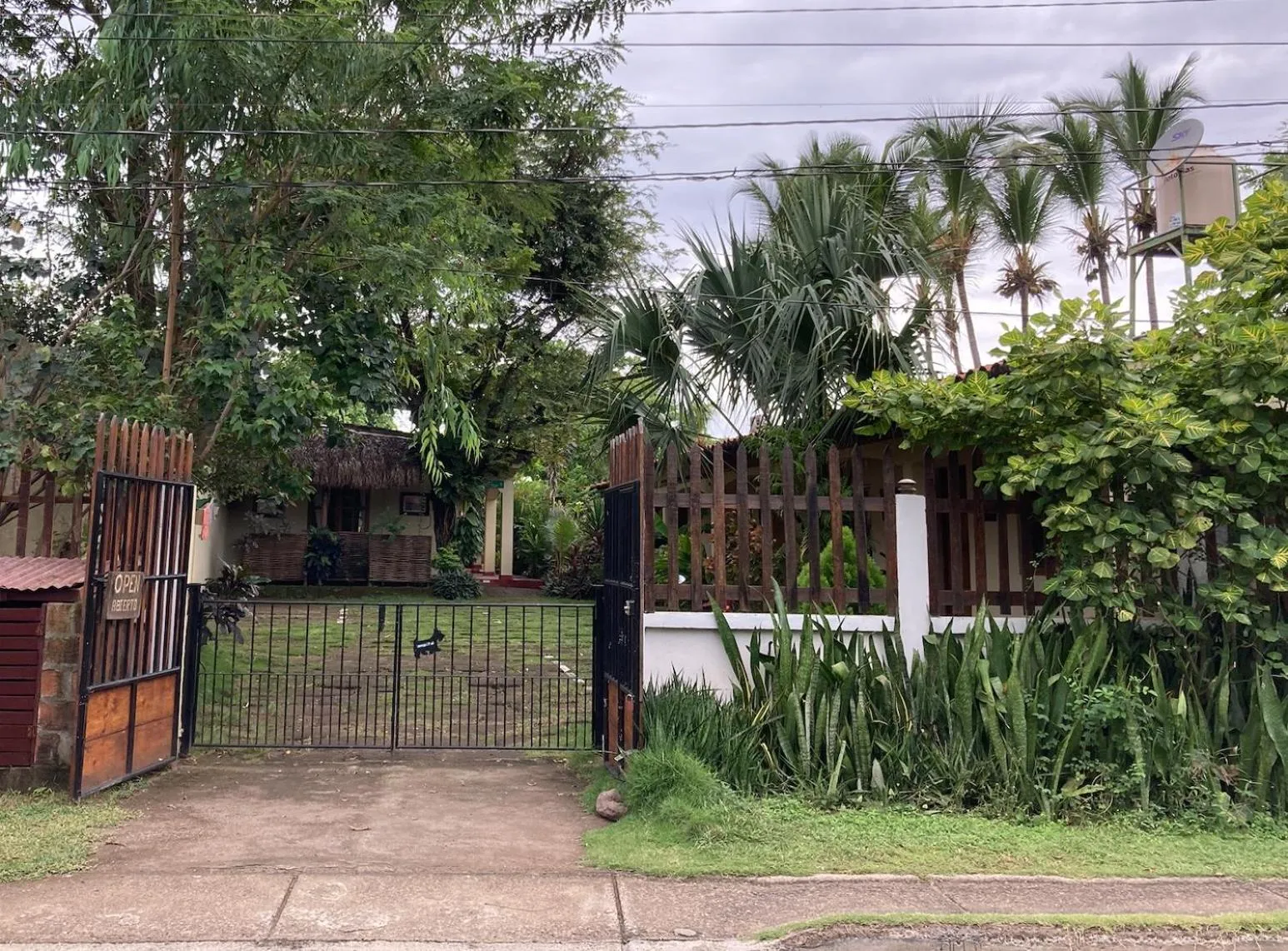 Facade/entrance in Hotel Tranquilo