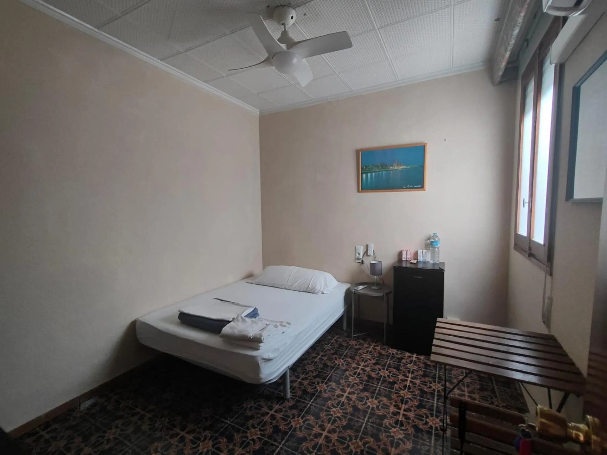 Bed in Pensión Benavente AP-7 3min coche Playa 5 min Self check-in 24h