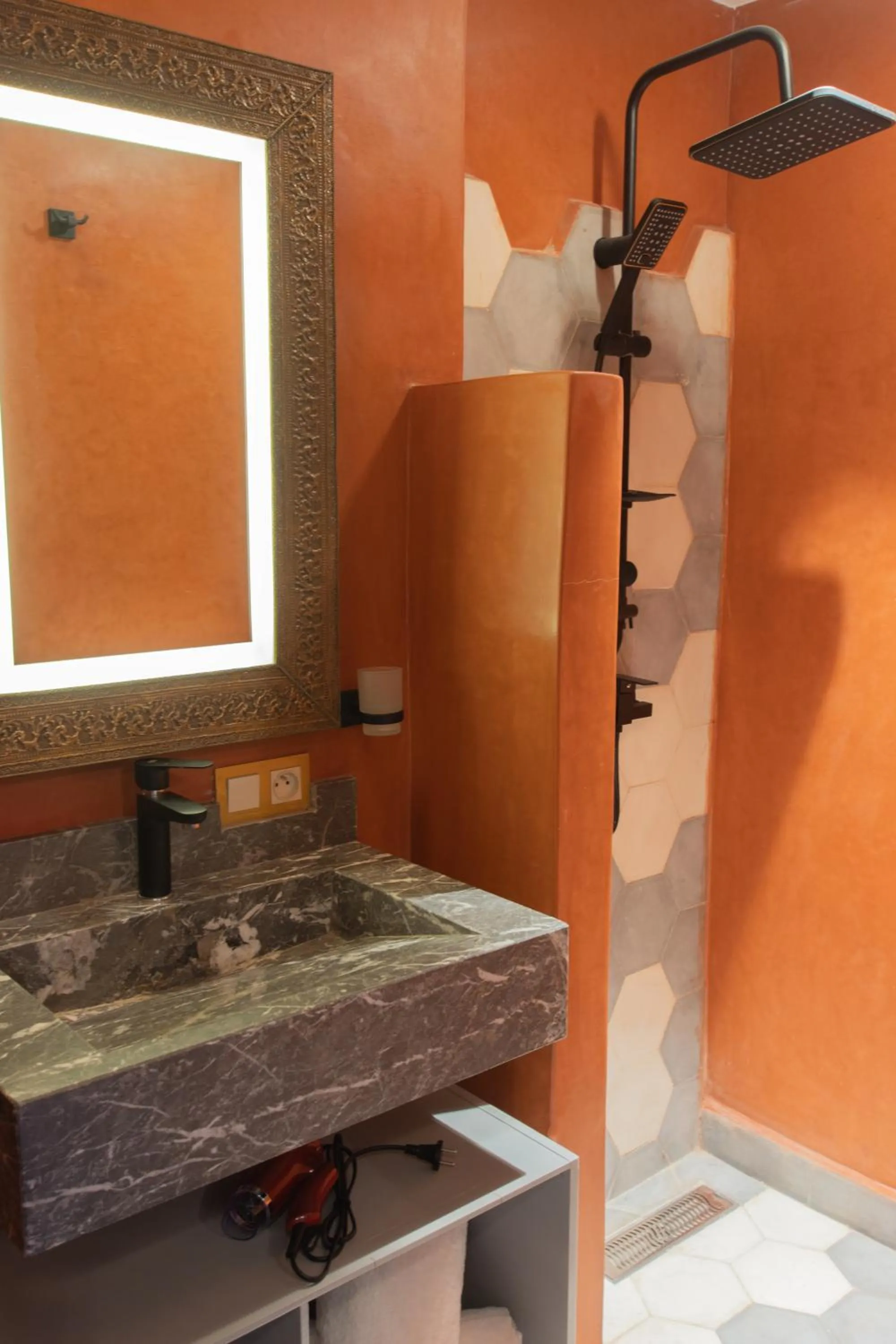 Shower in RIAD MARRAKECH DOORS