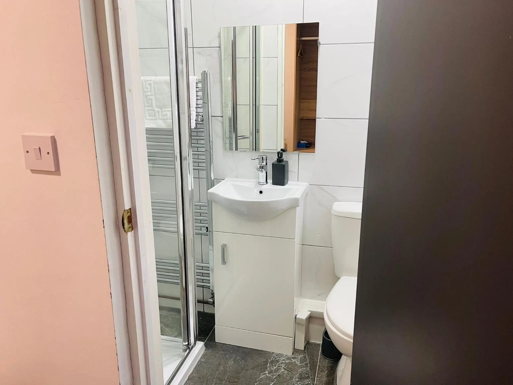 Bedroom in Woodford Hotel