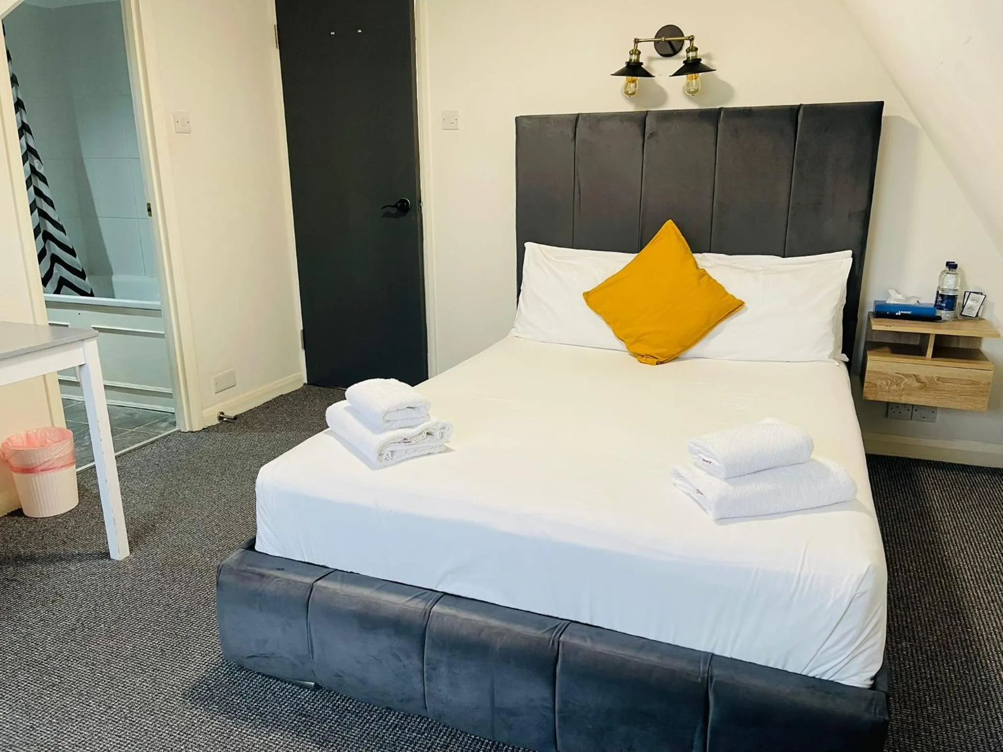 Property building, Bed in Woodford Hotel