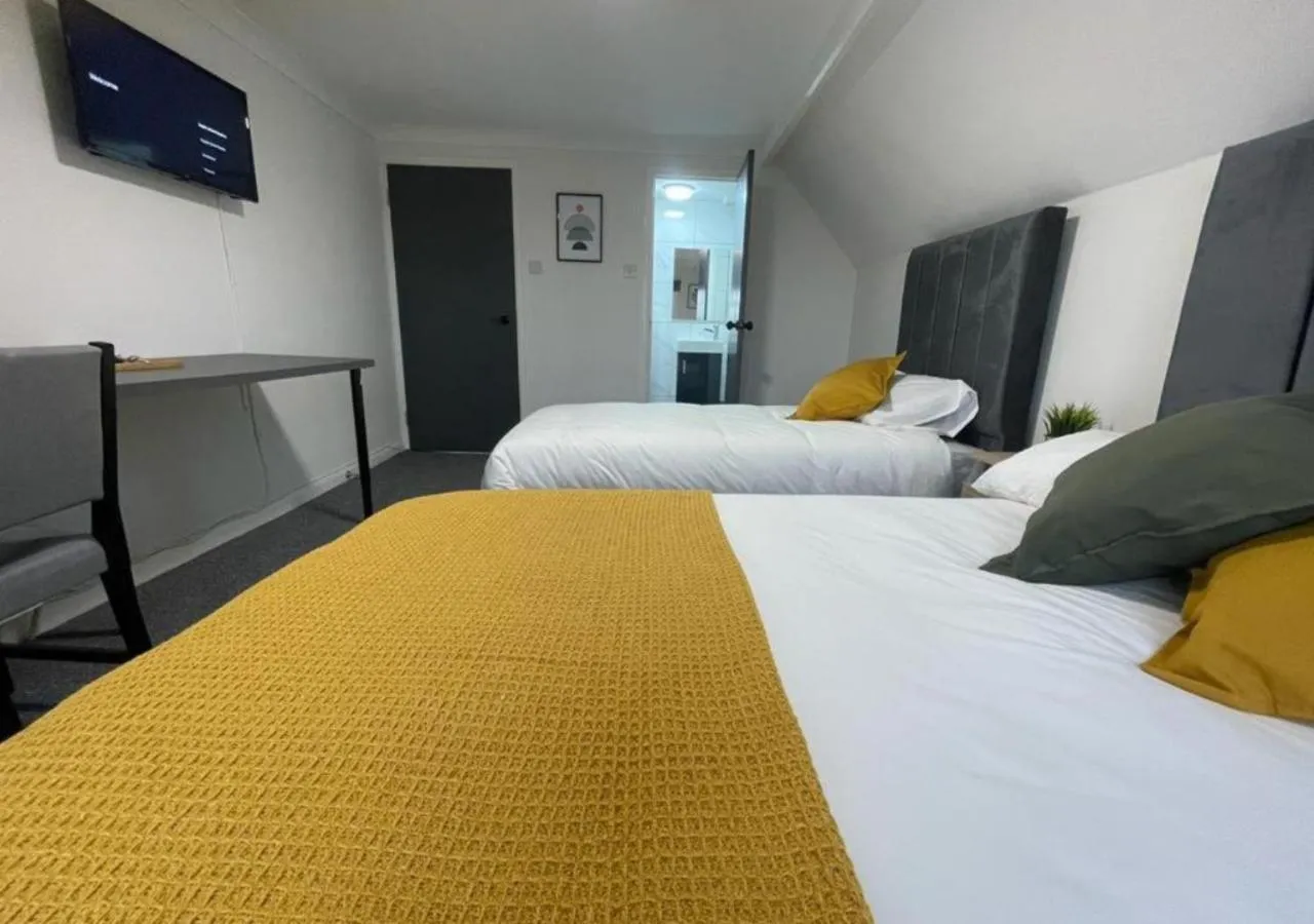 TV and multimedia, Bed in Woodford Hotel