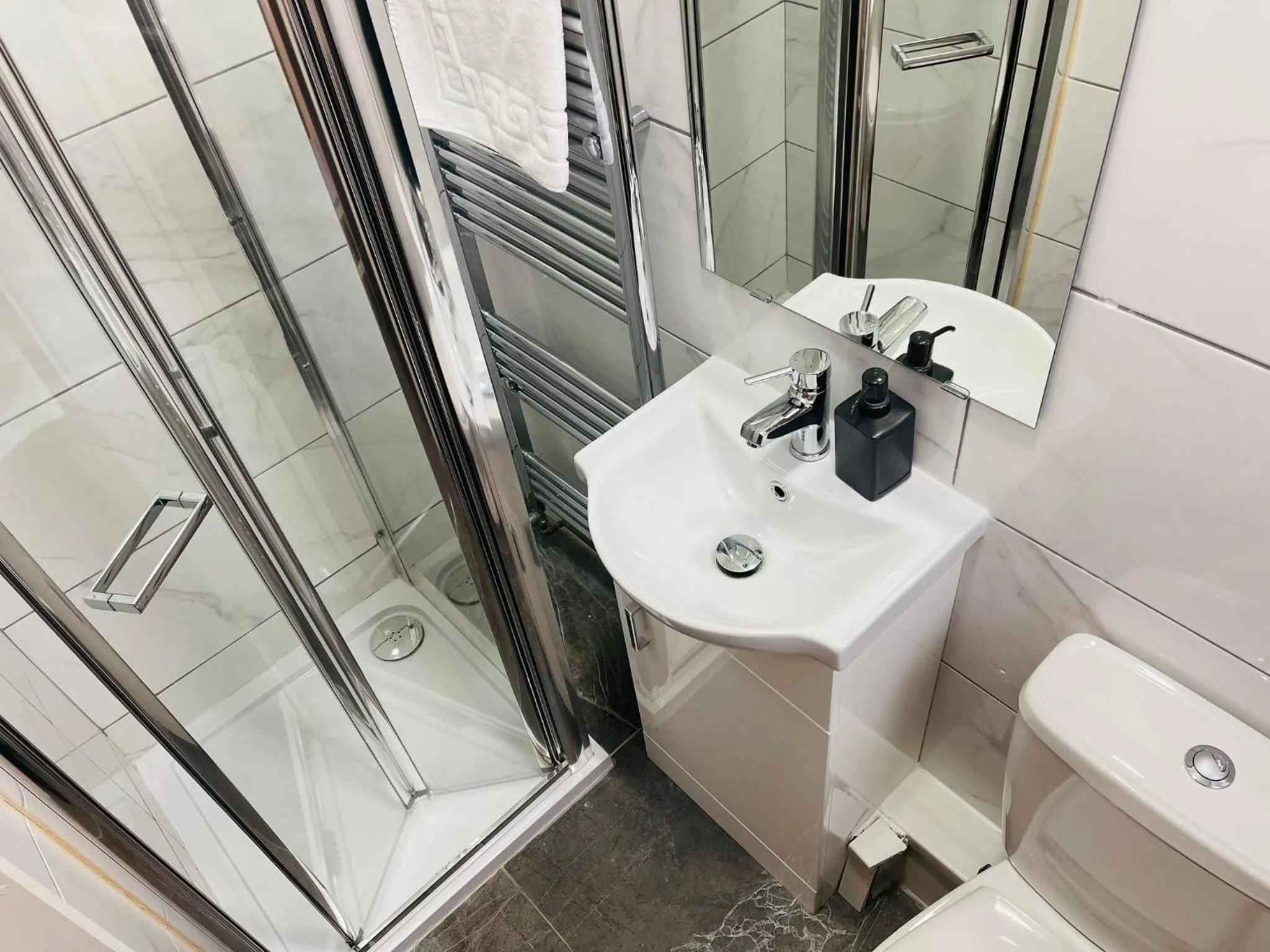 Bathroom in Woodford Hotel