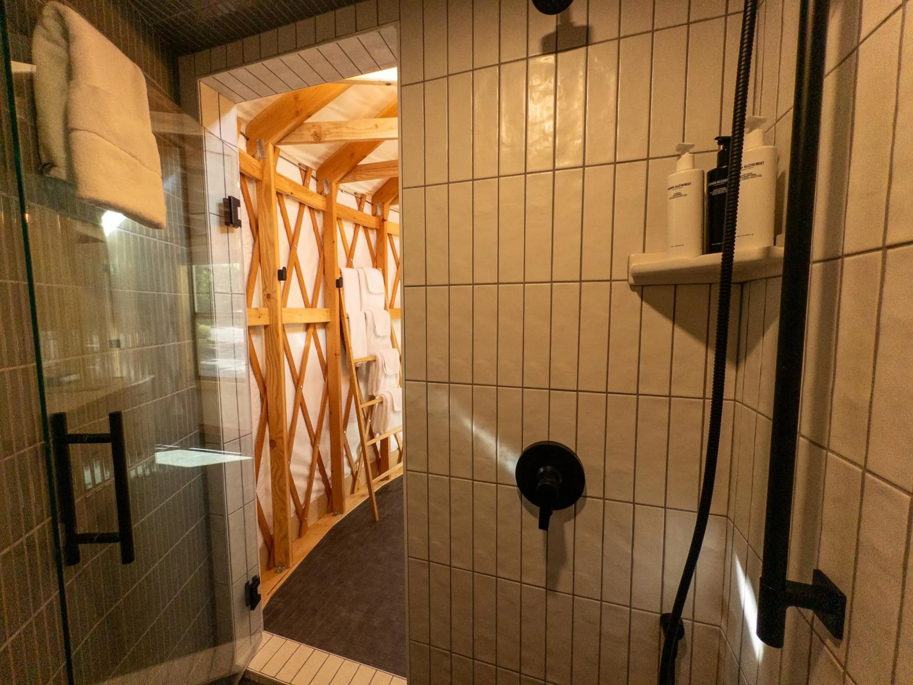 Desolation Hotel Hope Valley