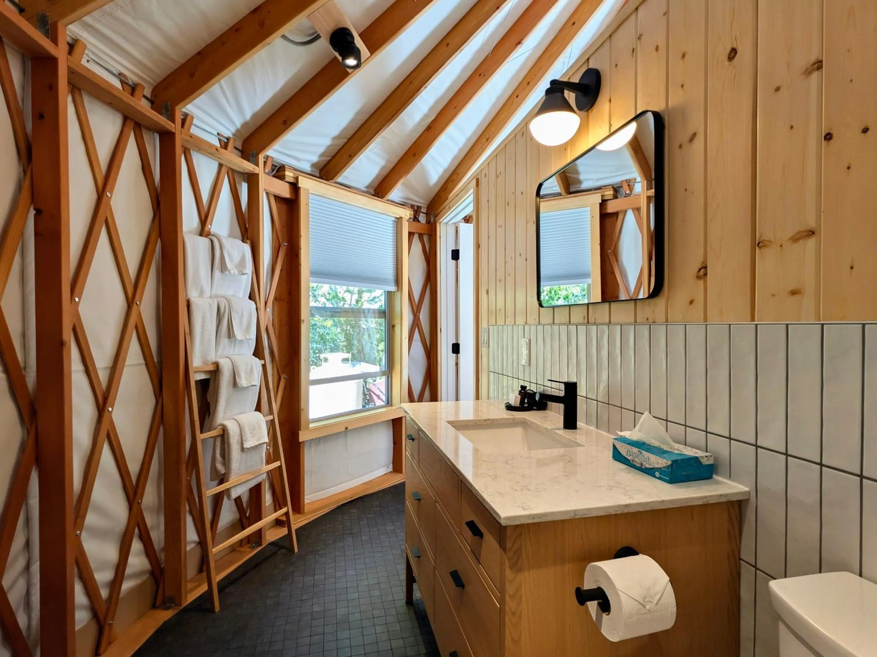 Desolation Hotel Hope Valley