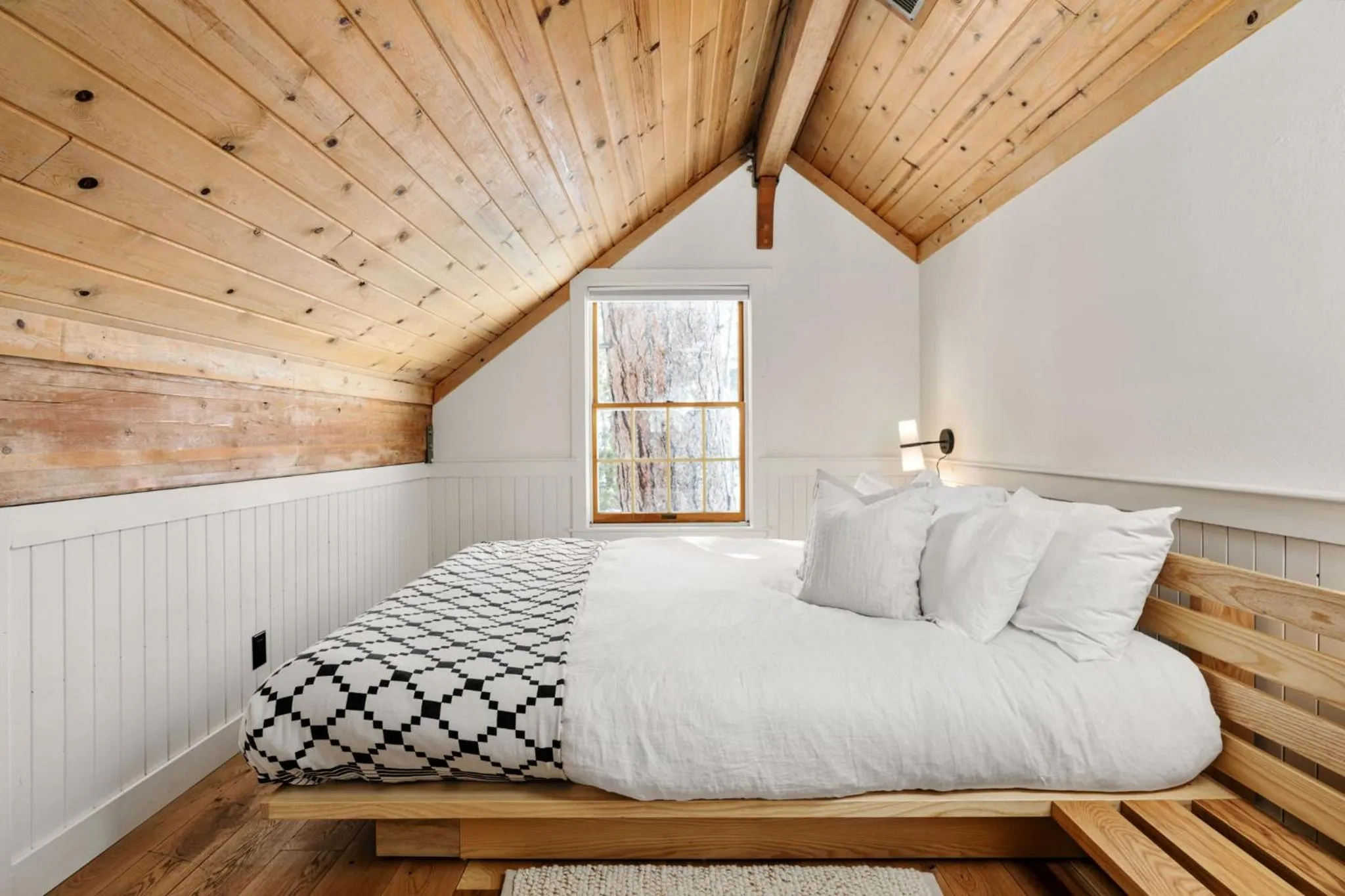 Bed in Desolation Hotel Hope Valley