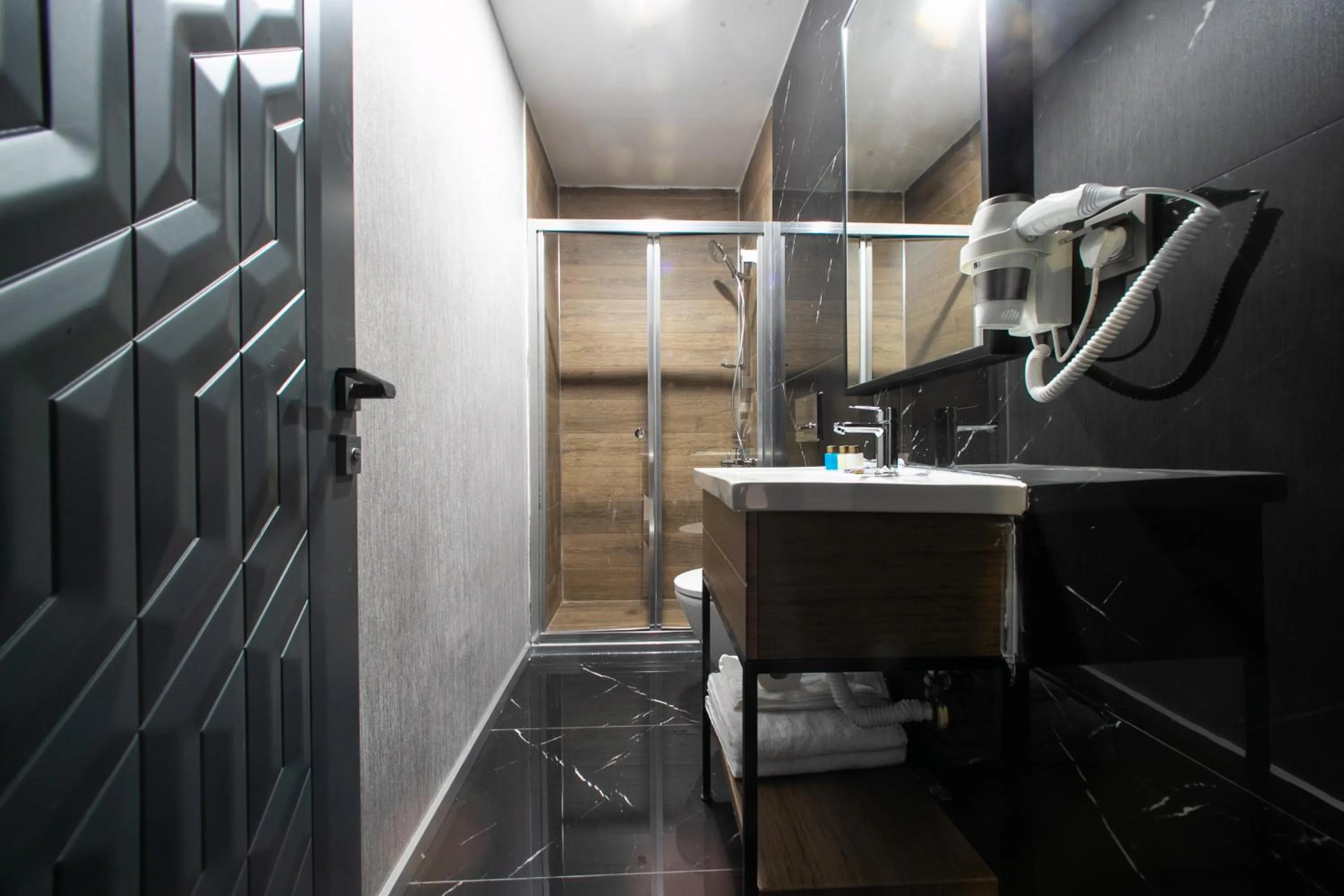 Shower in MAD INN HOTEL & SPA