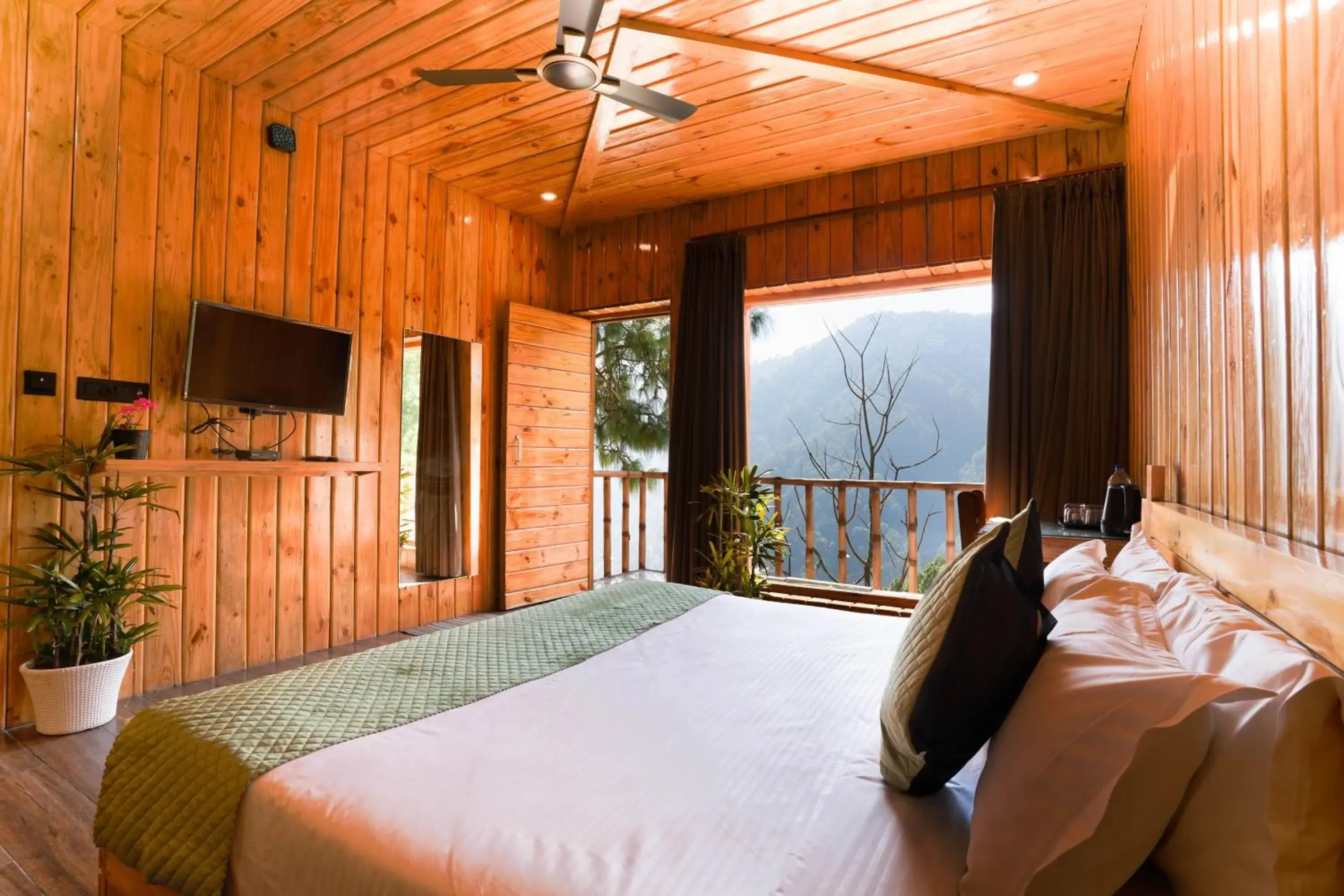 View (from property/room), Bed in Hamilton palace View (from property/room), Bed in Hamilton palace