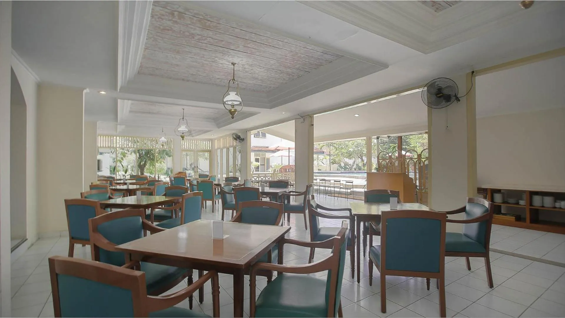 Restaurant/places to eat in Royal Brongto Hotel