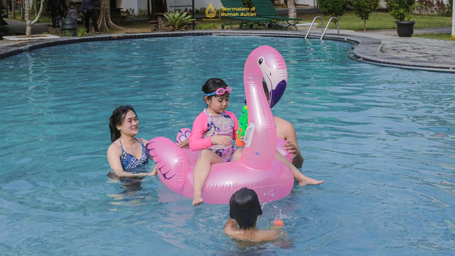 Swimming pool in Royal Brongto Hotel