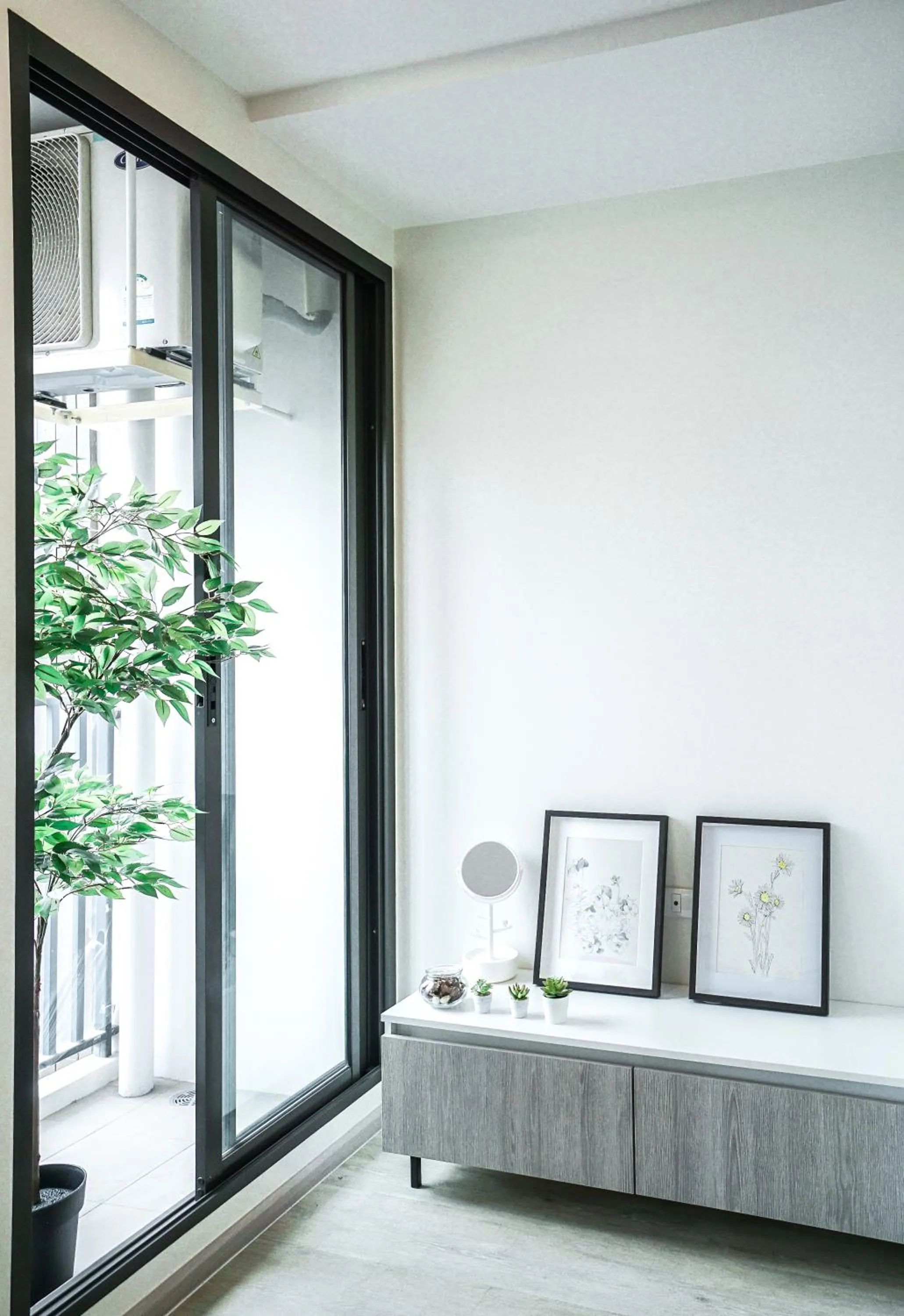 Photo of the whole room in I'm Chinatown Residence