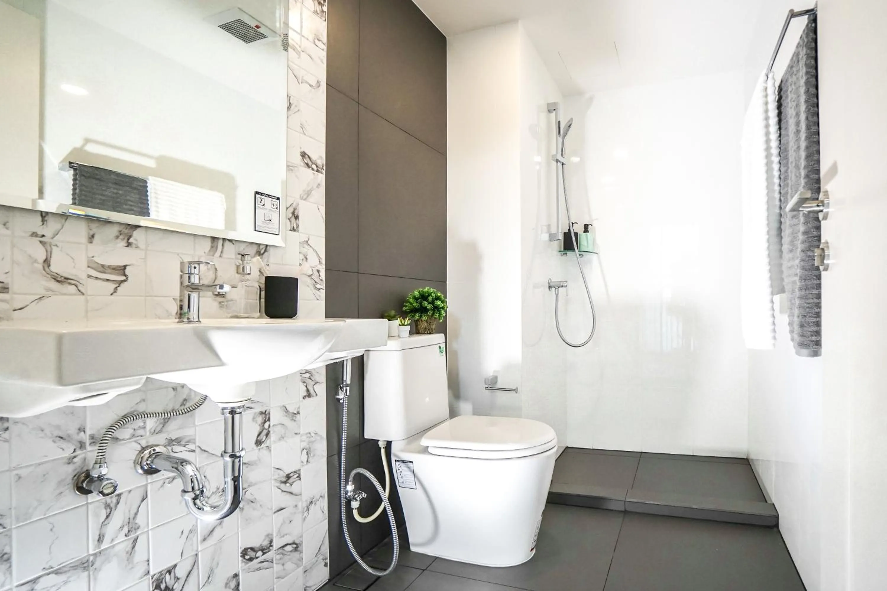 Toilet in I'm Chinatown Residence