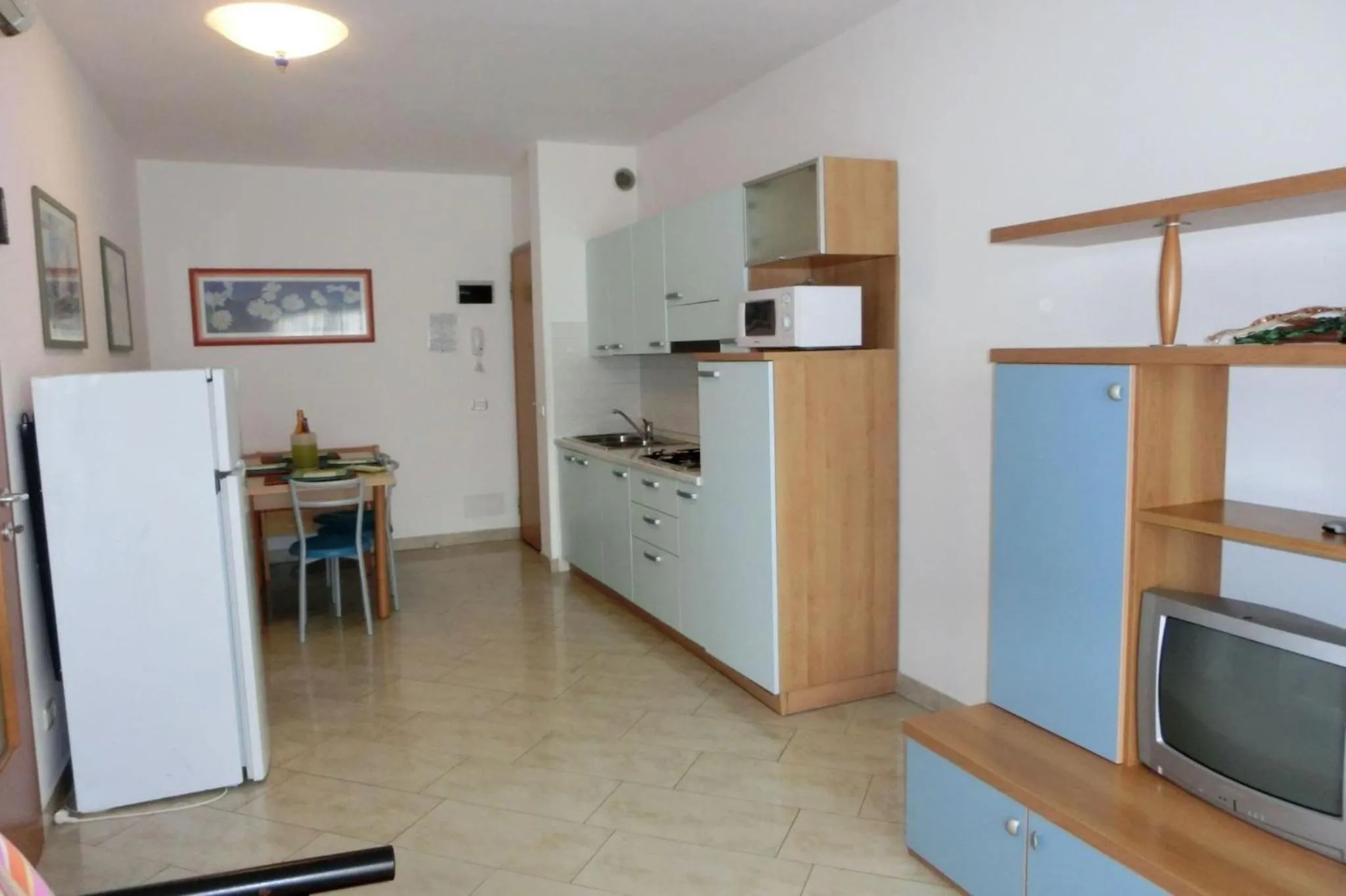Communal lounge/ TV room in Cozy apartment 200mt from the beach