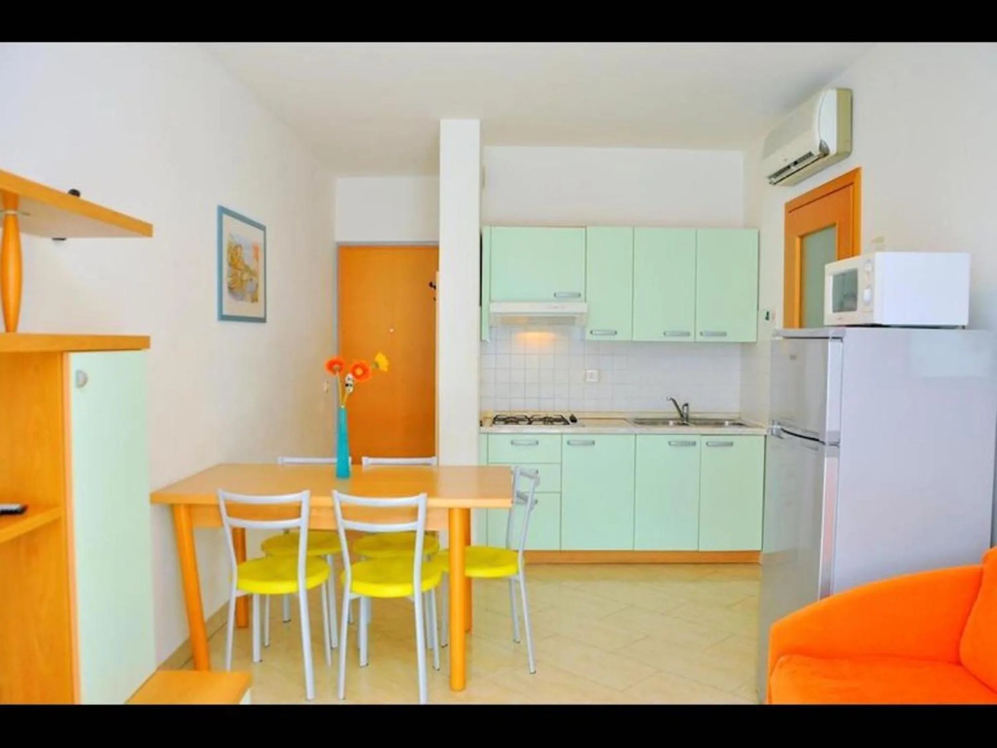 Cozy apartment by the beach