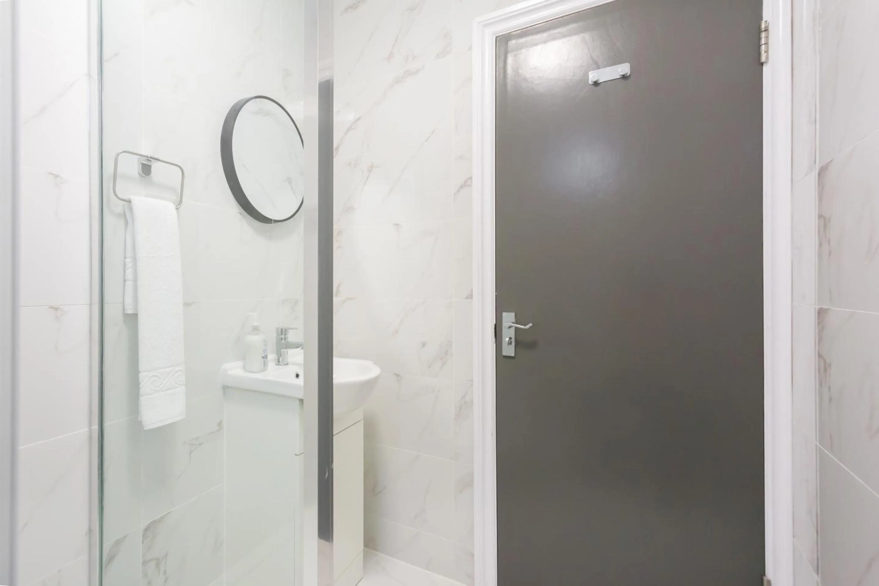 Bathroom in Studio9 Rooms - Next to Emirates Stadium - Budget Rooms with Shared Bathroom
