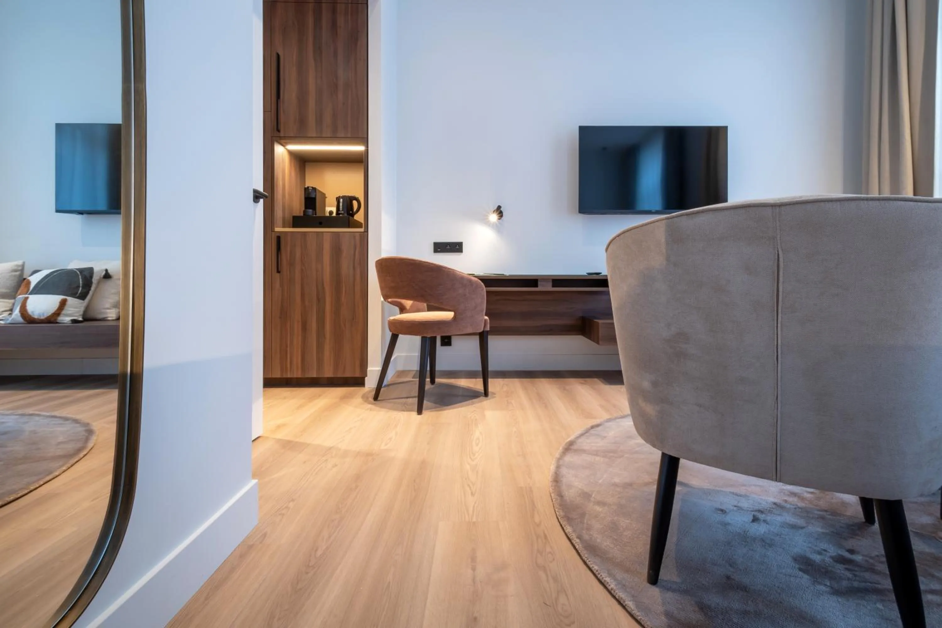 TV and multimedia in ONE TWO FOUR - Hotel & Spa