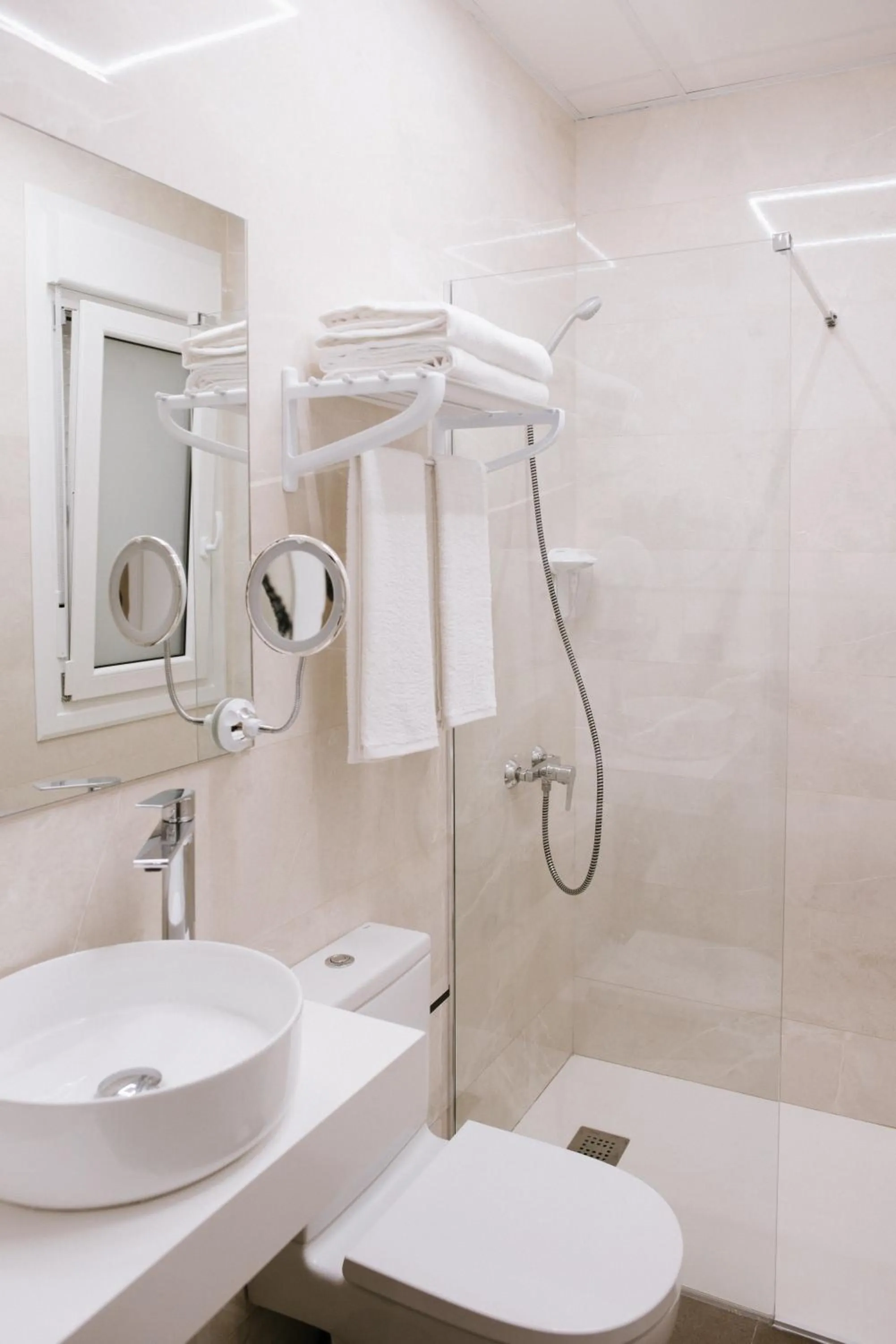 Shower in Hotel Melilla Centro