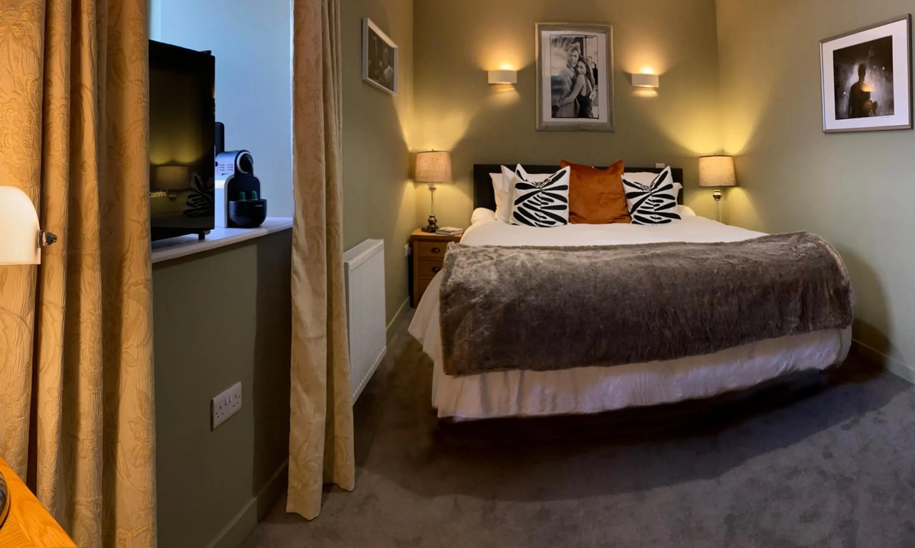 Bedroom, Bed in Red Lion, Coorie Inn