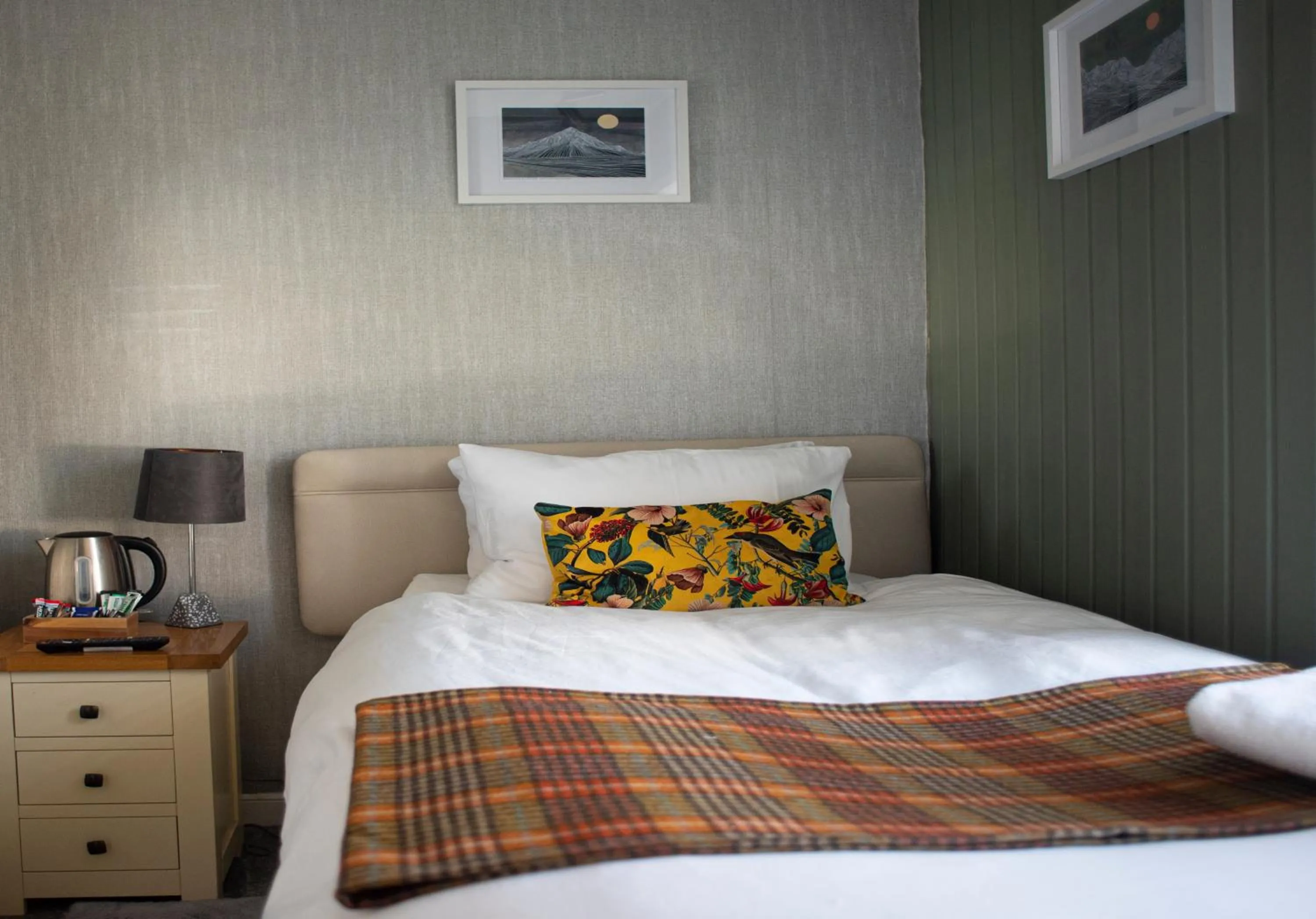 Bed in Red Lion, Coorie Inn